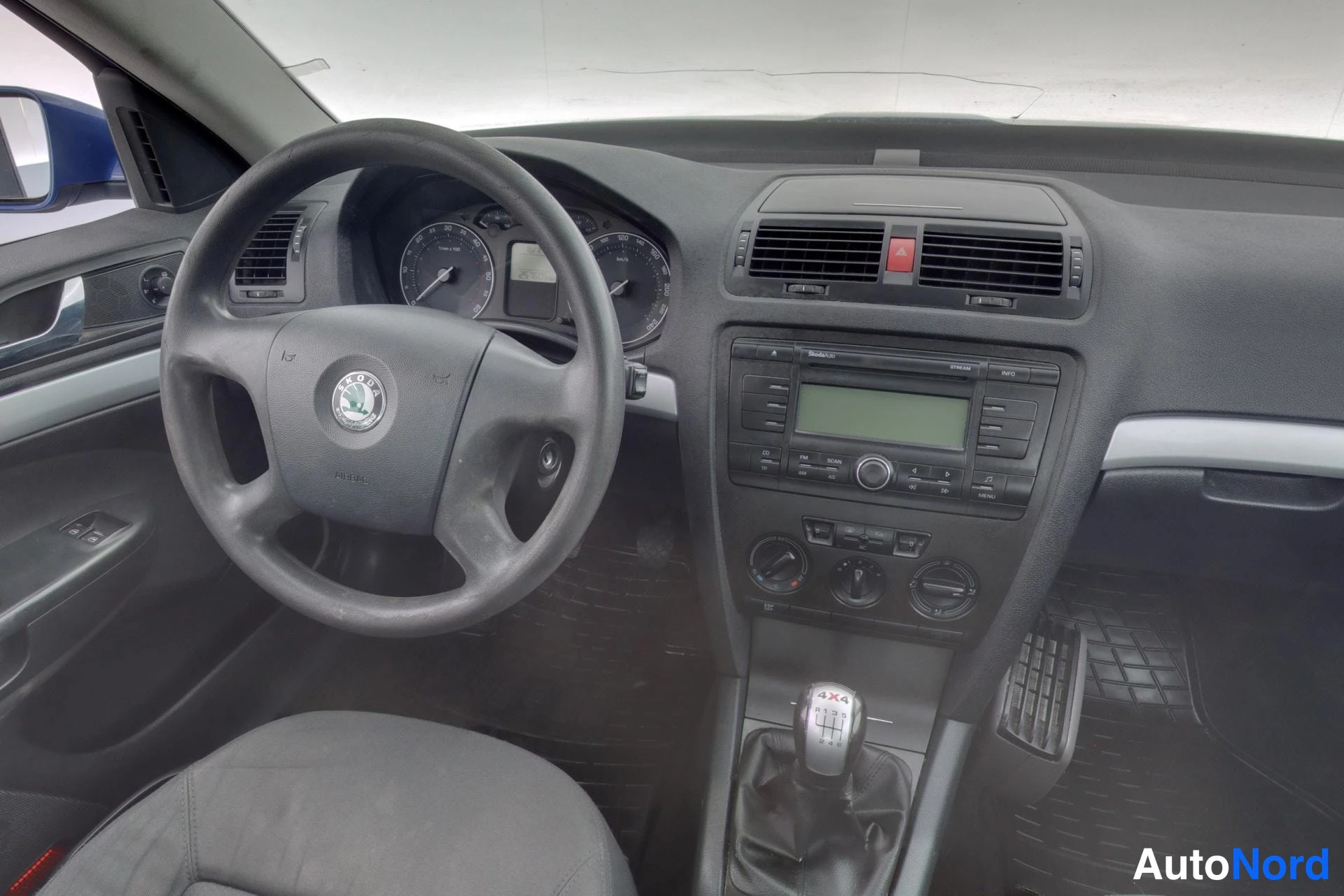 Sininen Skoda Octavia 2006, yksityiskohta, kuva 15