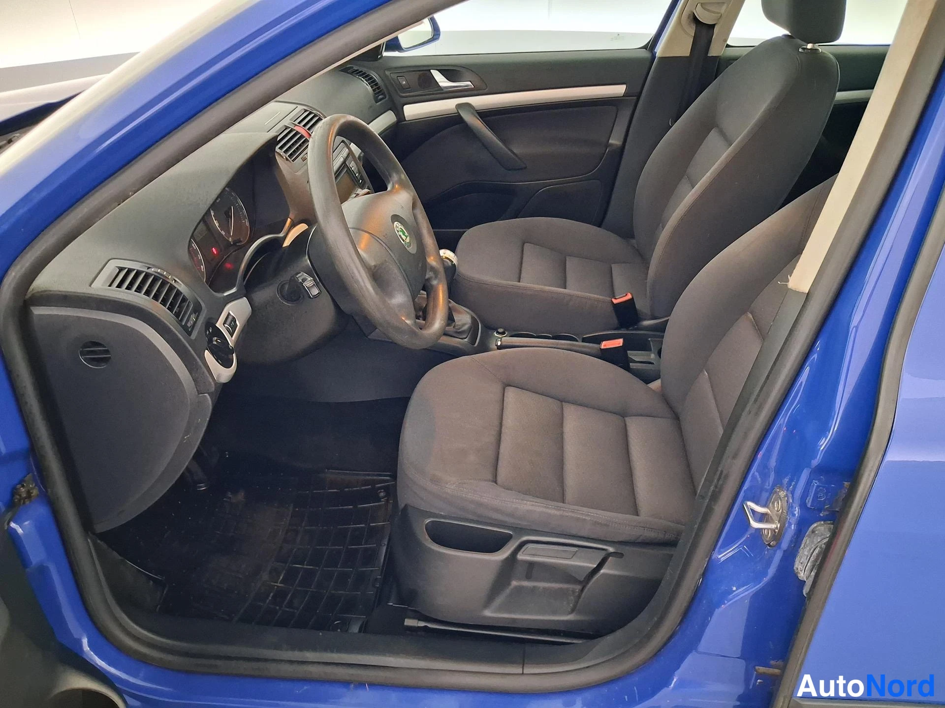 Sininen Skoda Octavia 2006, ohjaamo, kuva 7