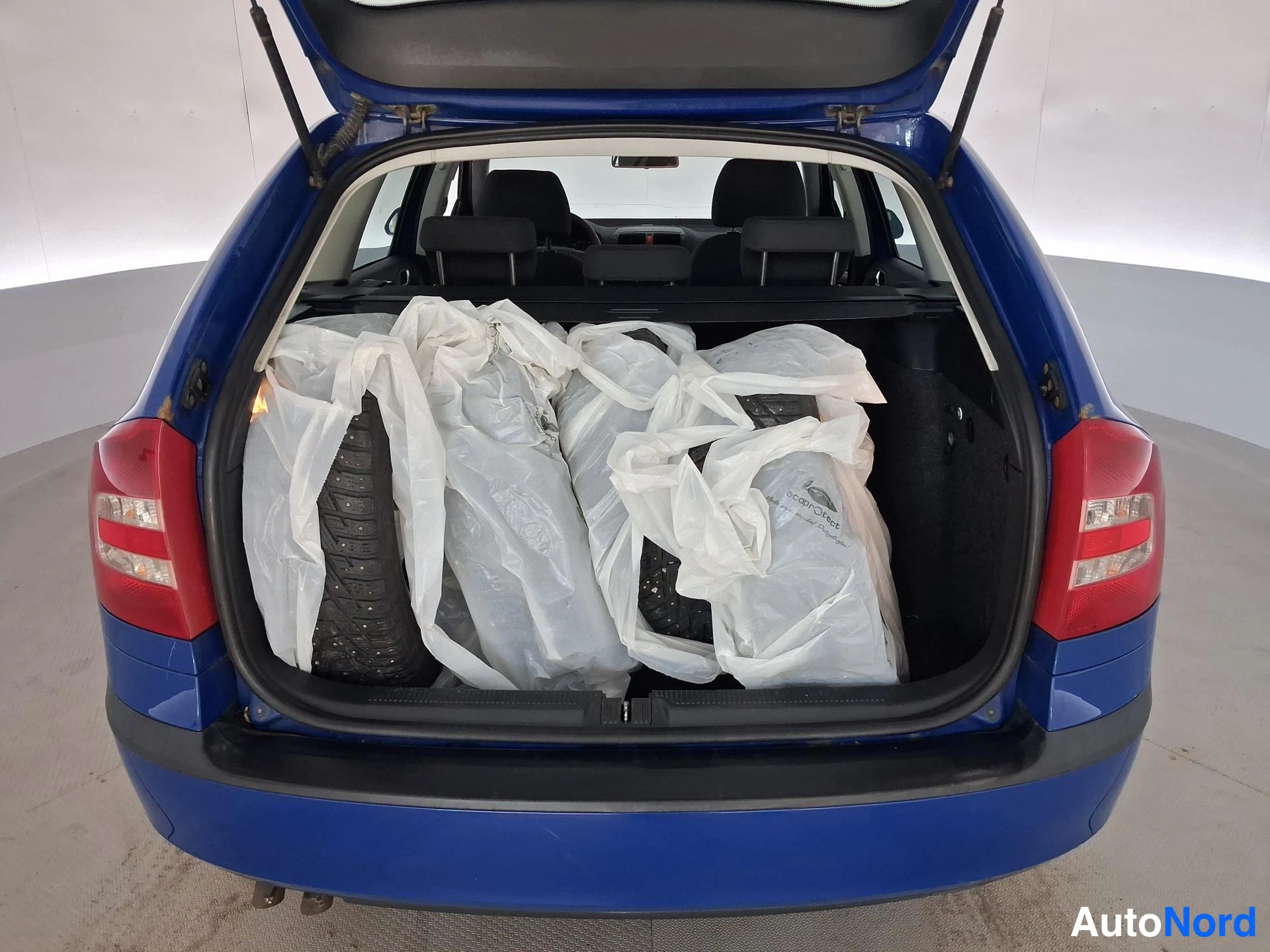 Sininen Skoda Octavia 2006, tavaratila, kuva 14