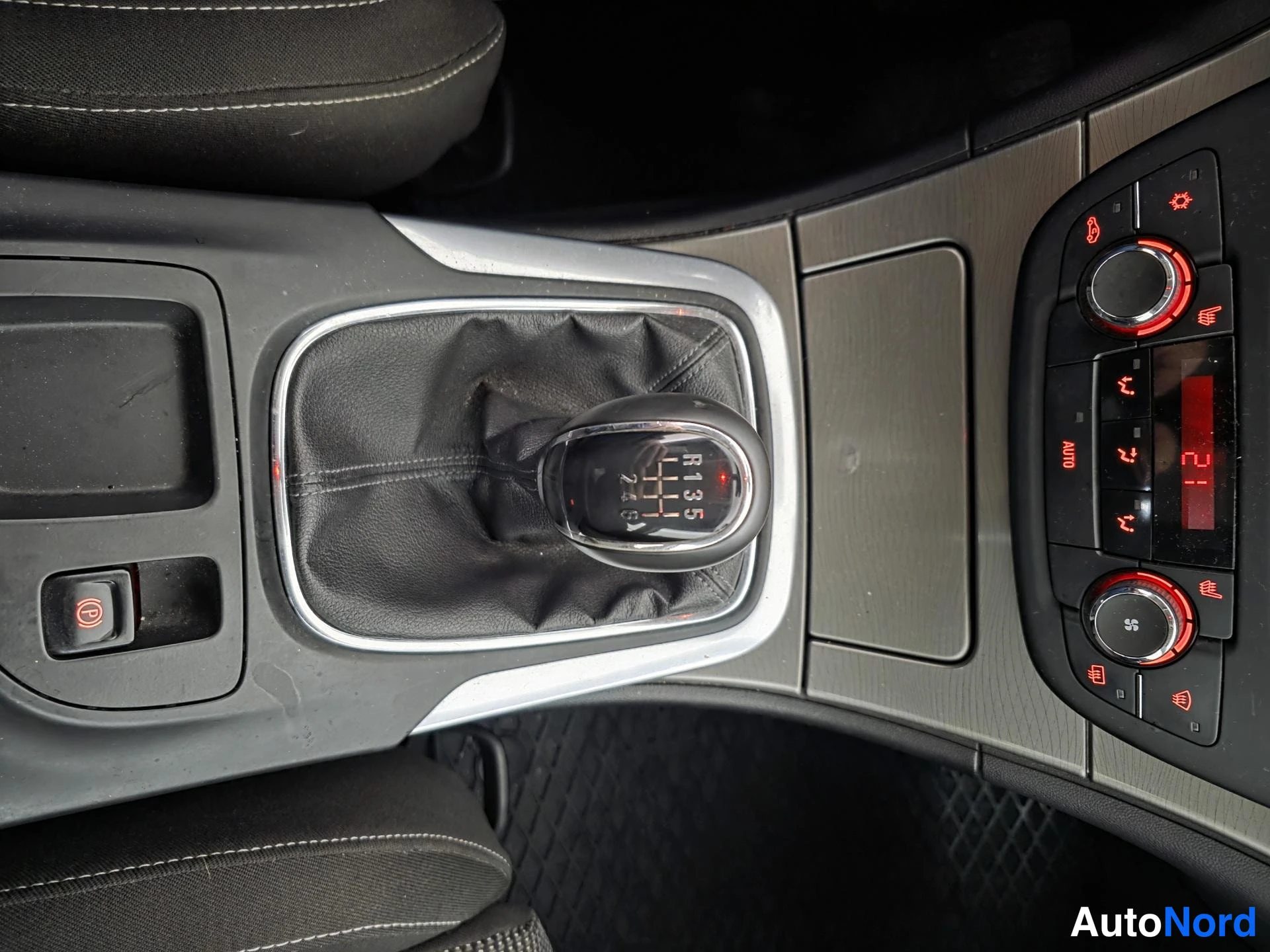 Sininen Opel Insignia 2011, yksityiskohta, kuva 18