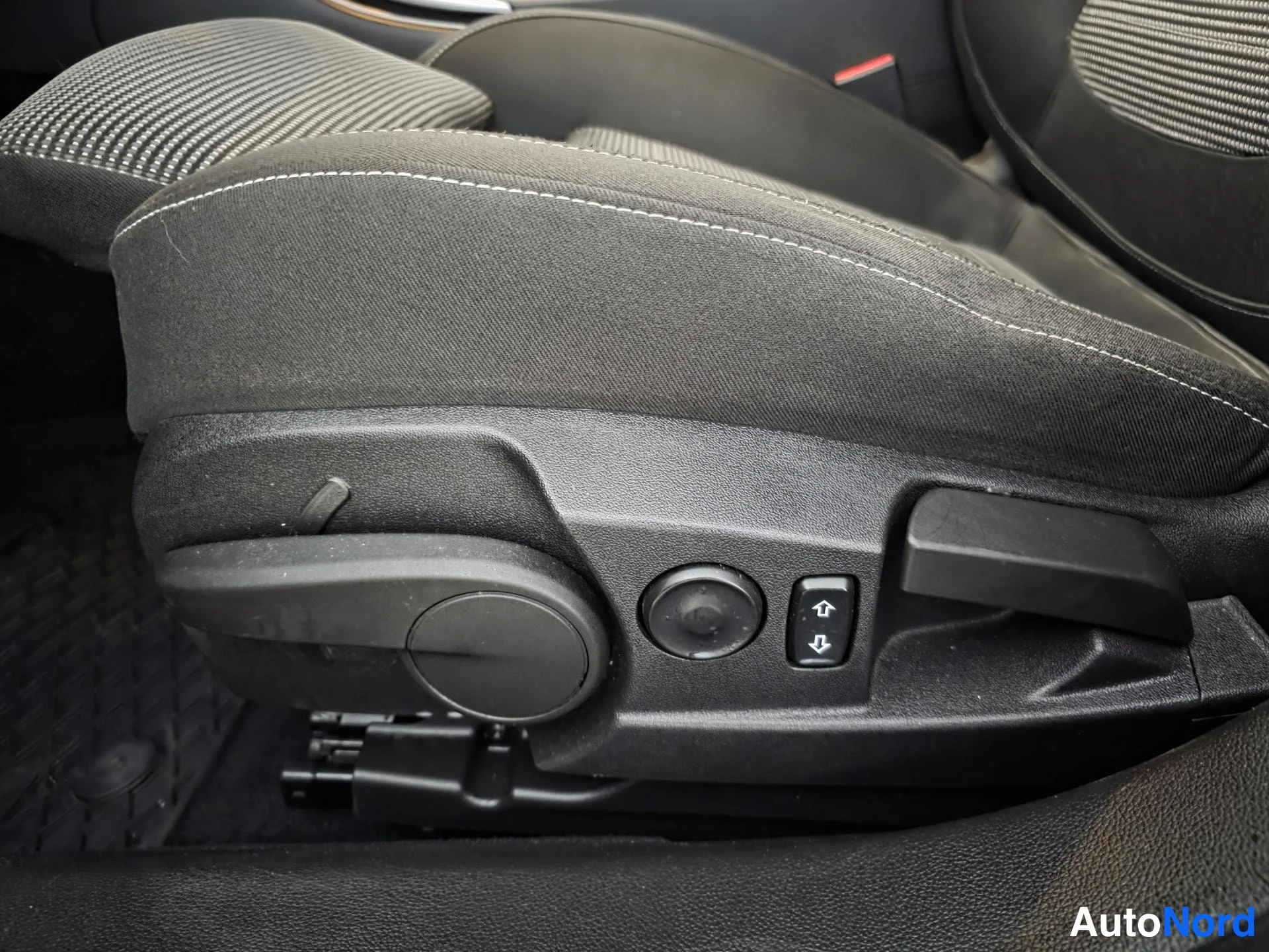Sininen Opel Insignia 2011, yksityiskohta, kuva 22