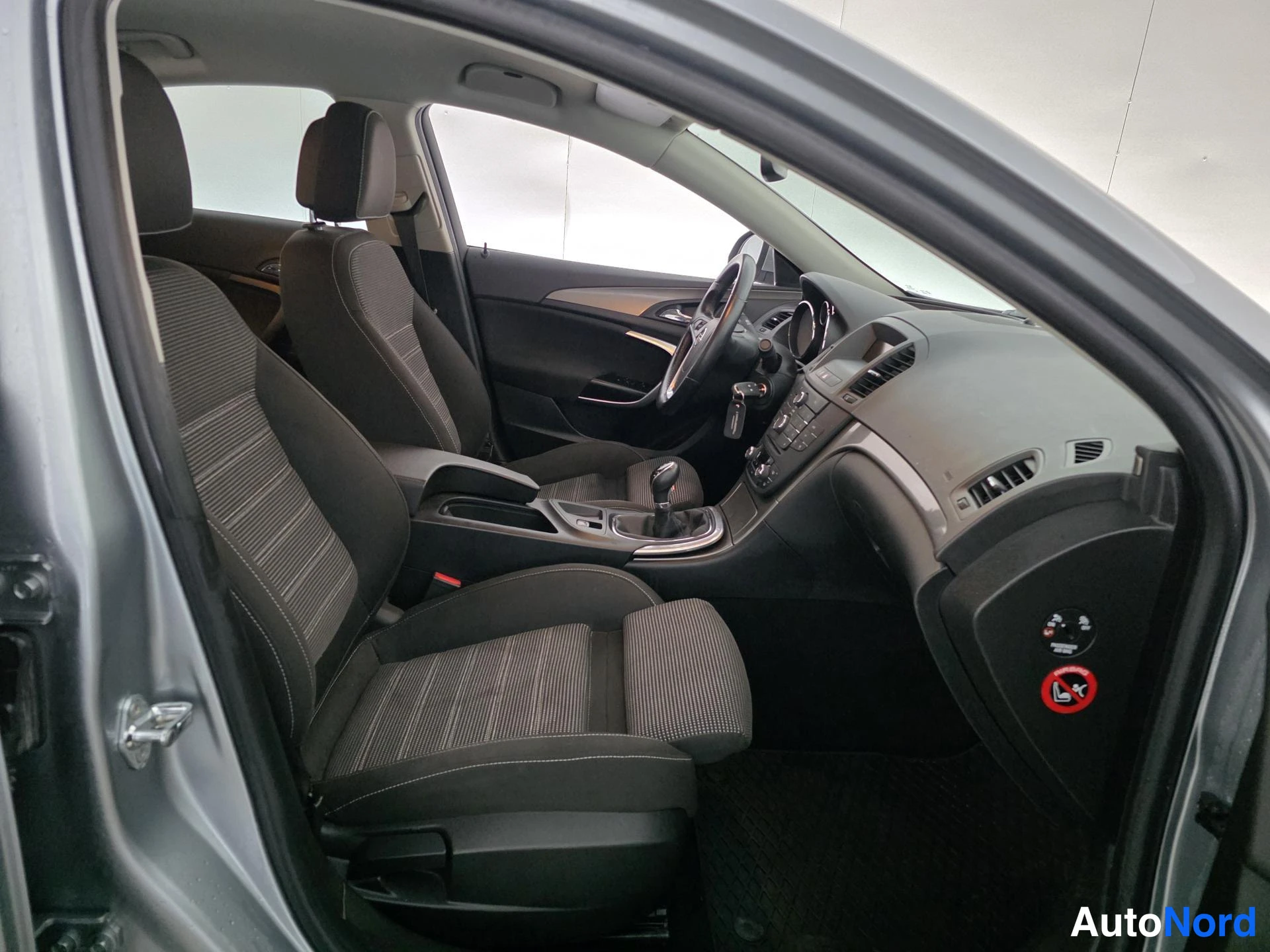 Sininen Opel Insignia 2011, ohjaamo, kuva 8