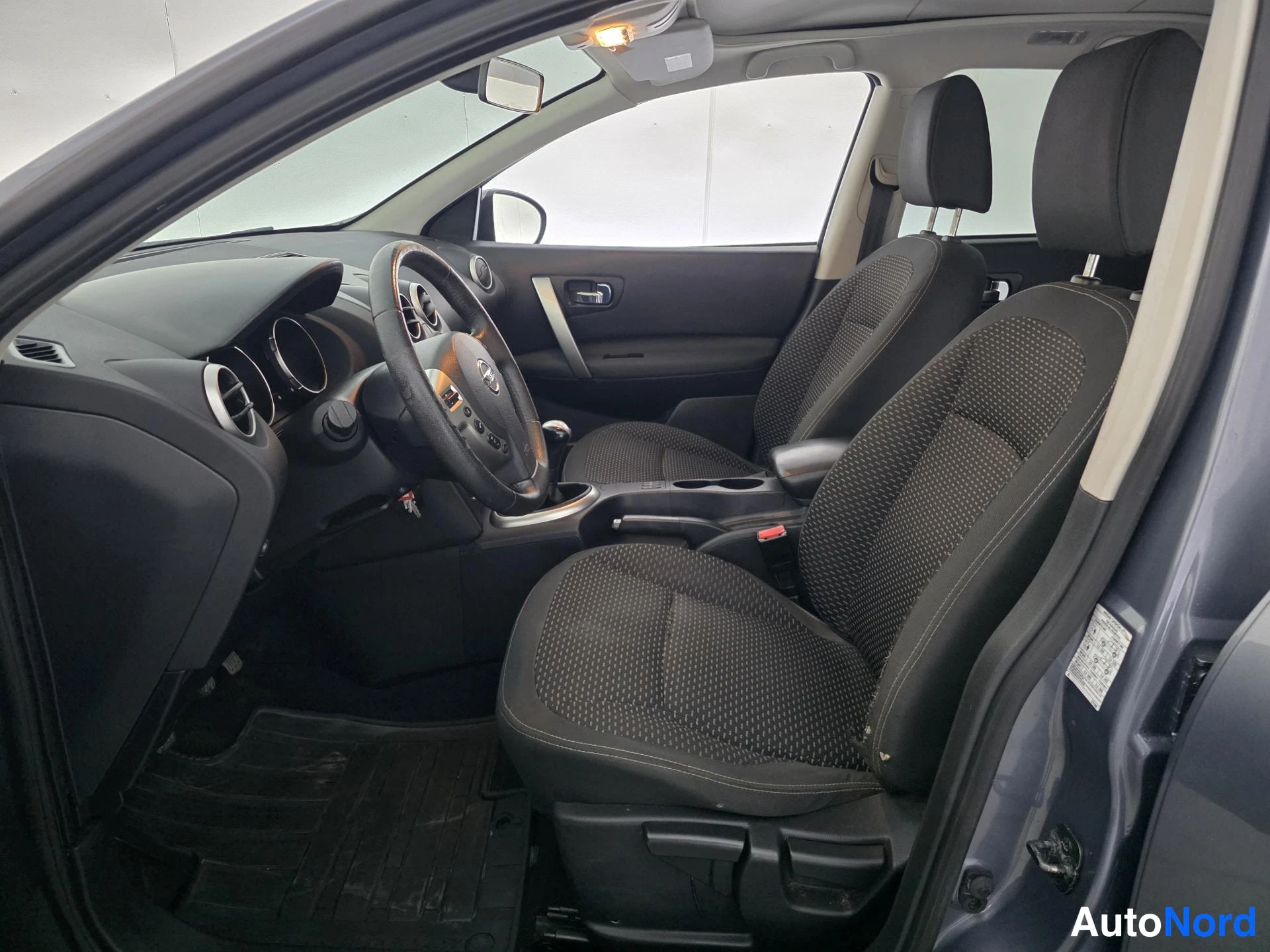 Sininen Nissan Qashqai+2 2009, etuistuimet, kuva 11