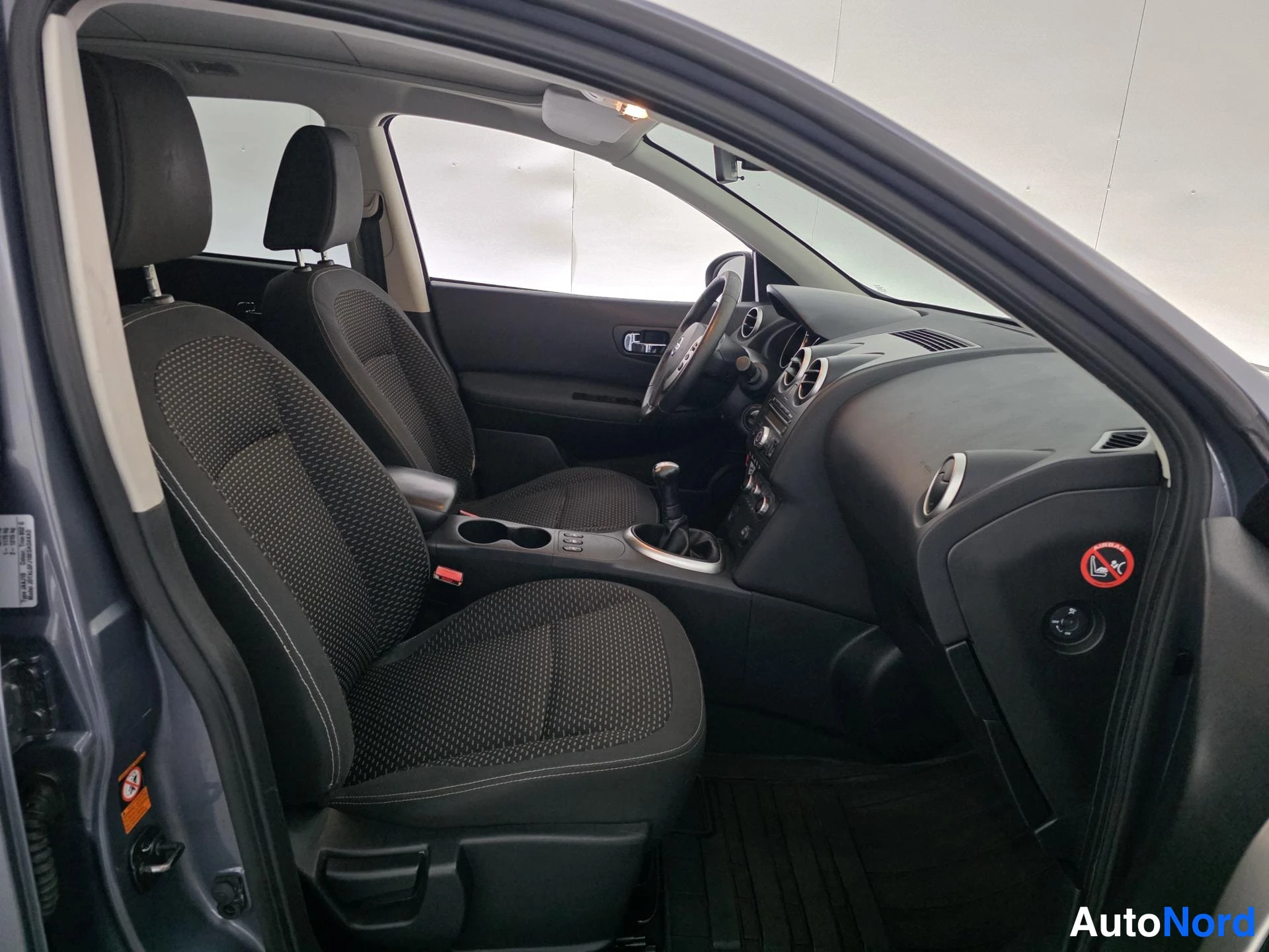 Sininen Nissan Qashqai+2 2009, etuistuimet, kuva 12