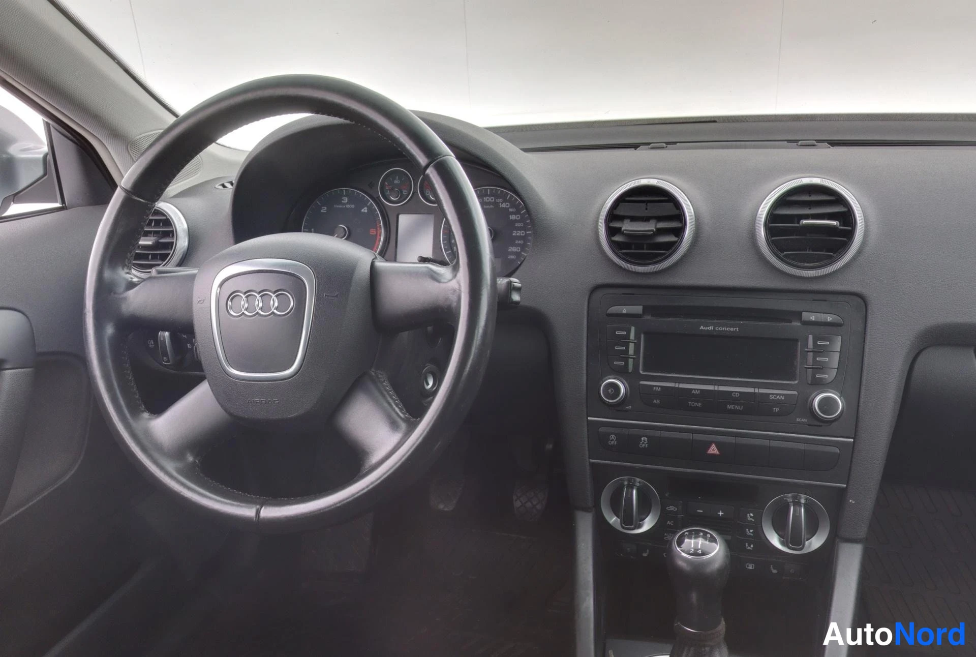 Harmaa Audi A3 2012, ohjaamo, kuva 11