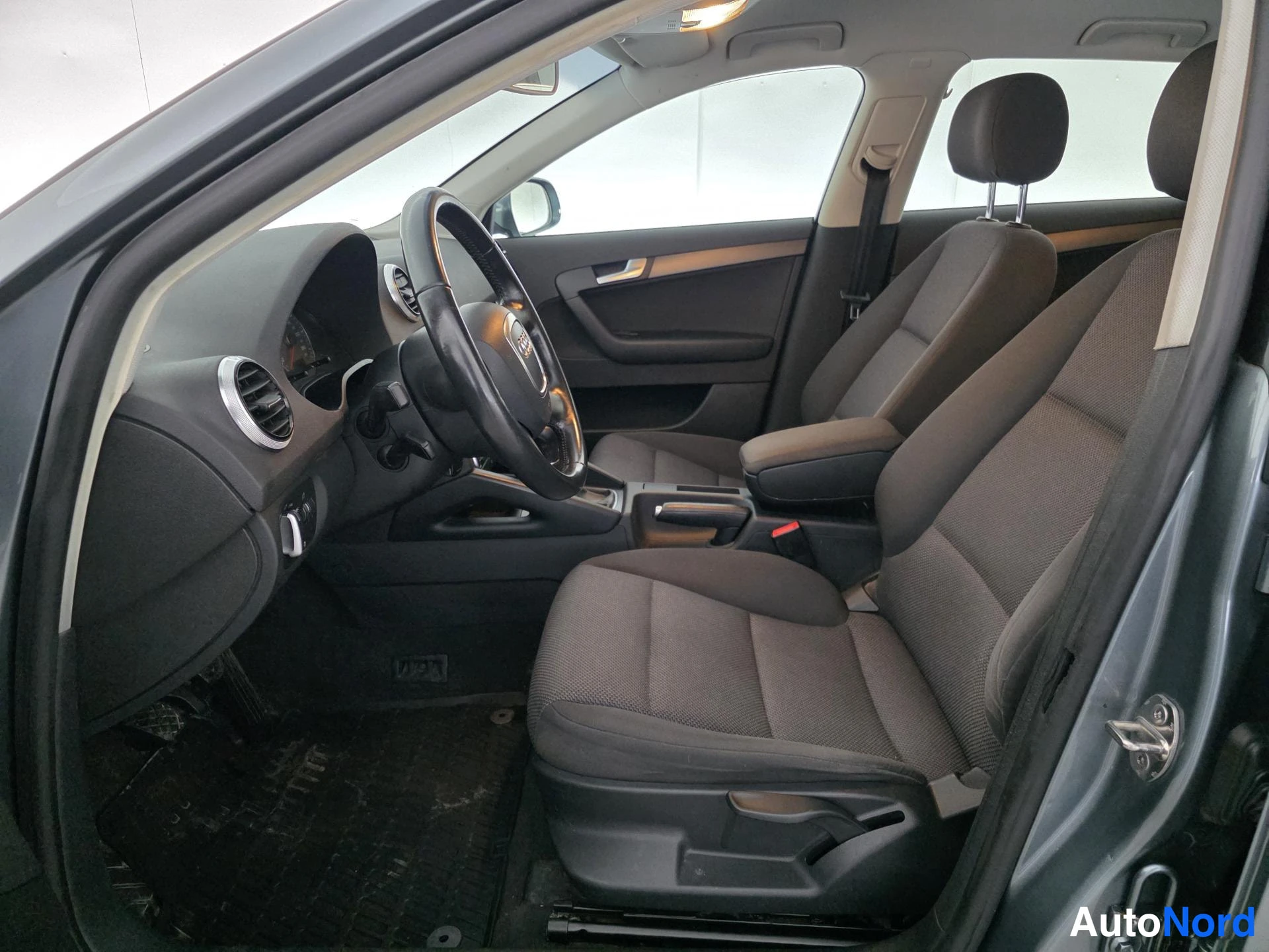 Harmaa Audi A3 2012, ohjaamo, kuva 9