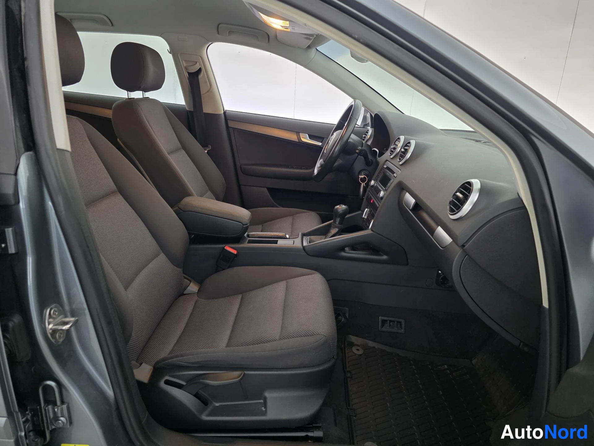 Harmaa Audi A3 2012, etuistuimet, kuva 12