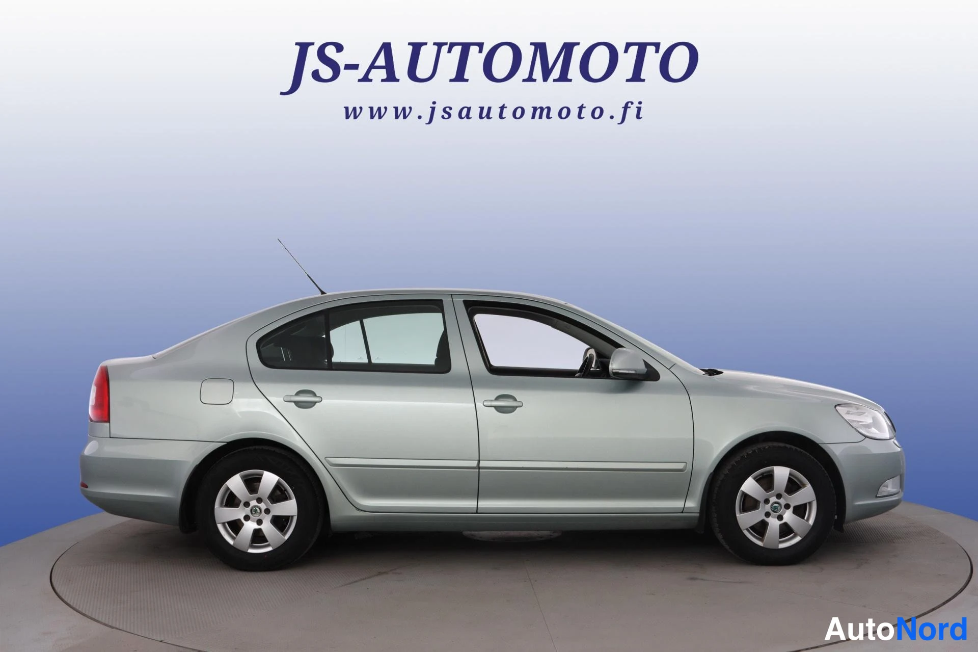 Vihreä Skoda Octavia 2010, etuviisto, keula oikealle, kuva 3