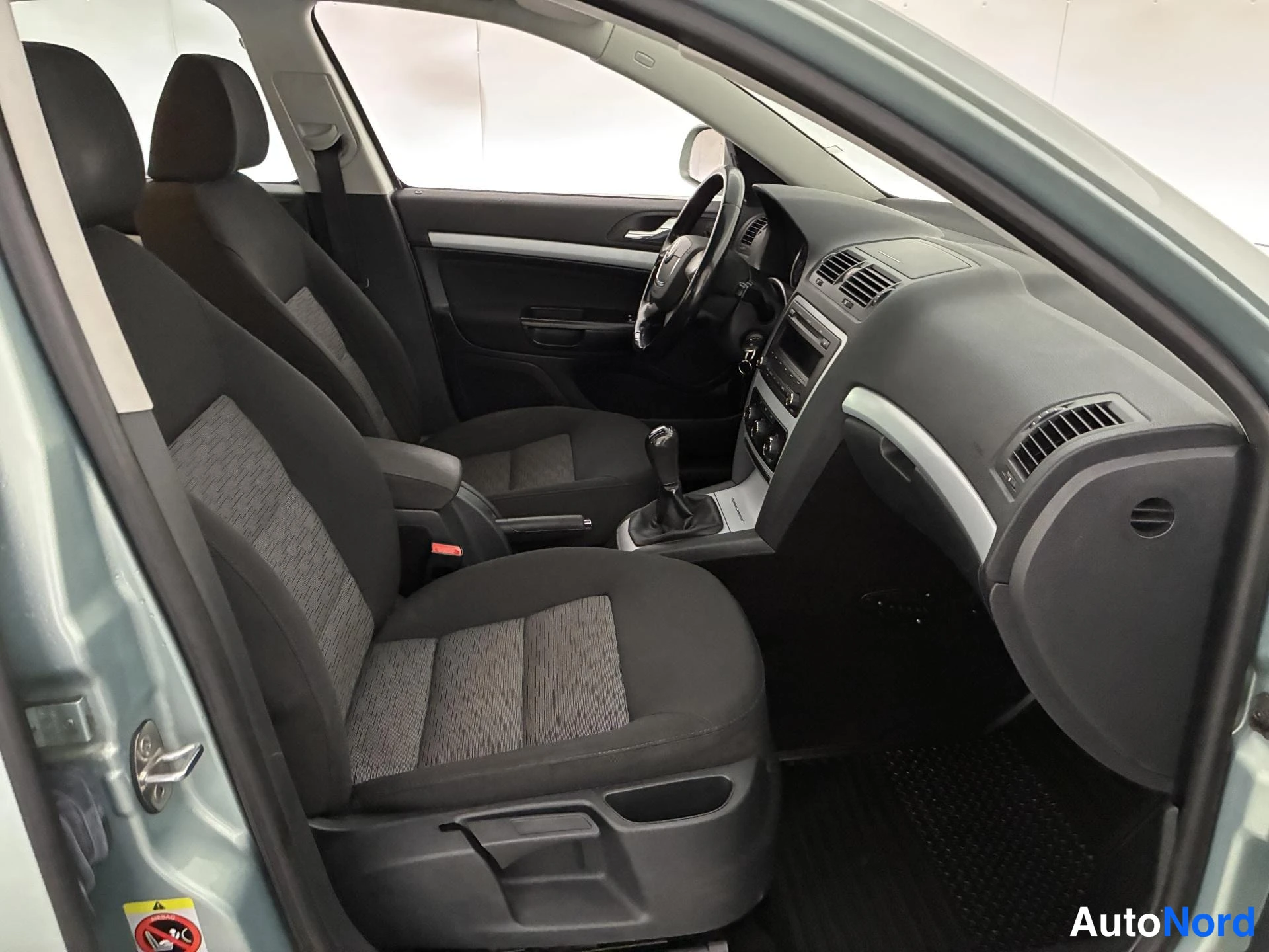 Vihreä Skoda Octavia 2010, ohjaamo, kuva 8