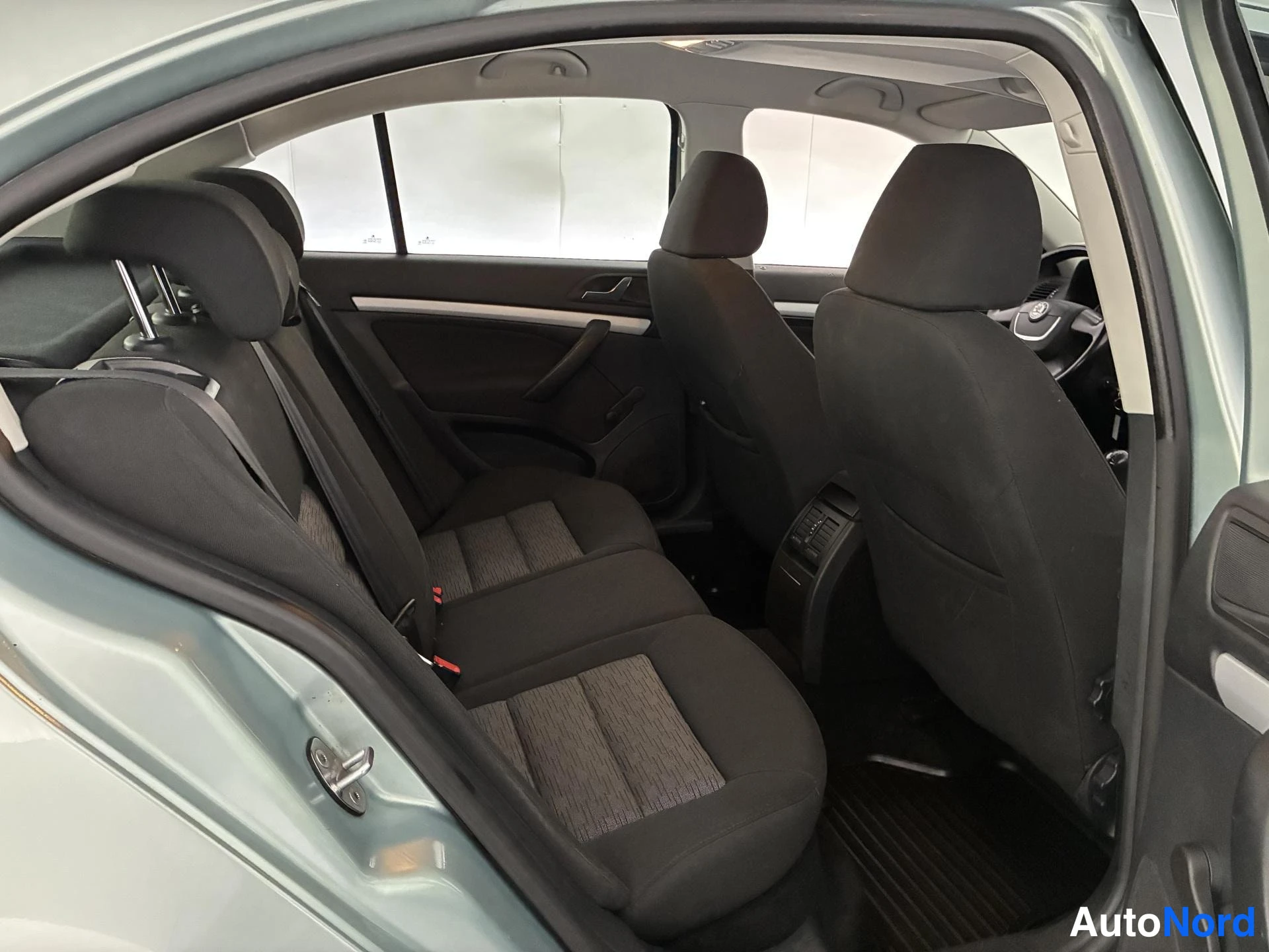 Vihreä Skoda Octavia 2010, takaistuimet, kuva 11