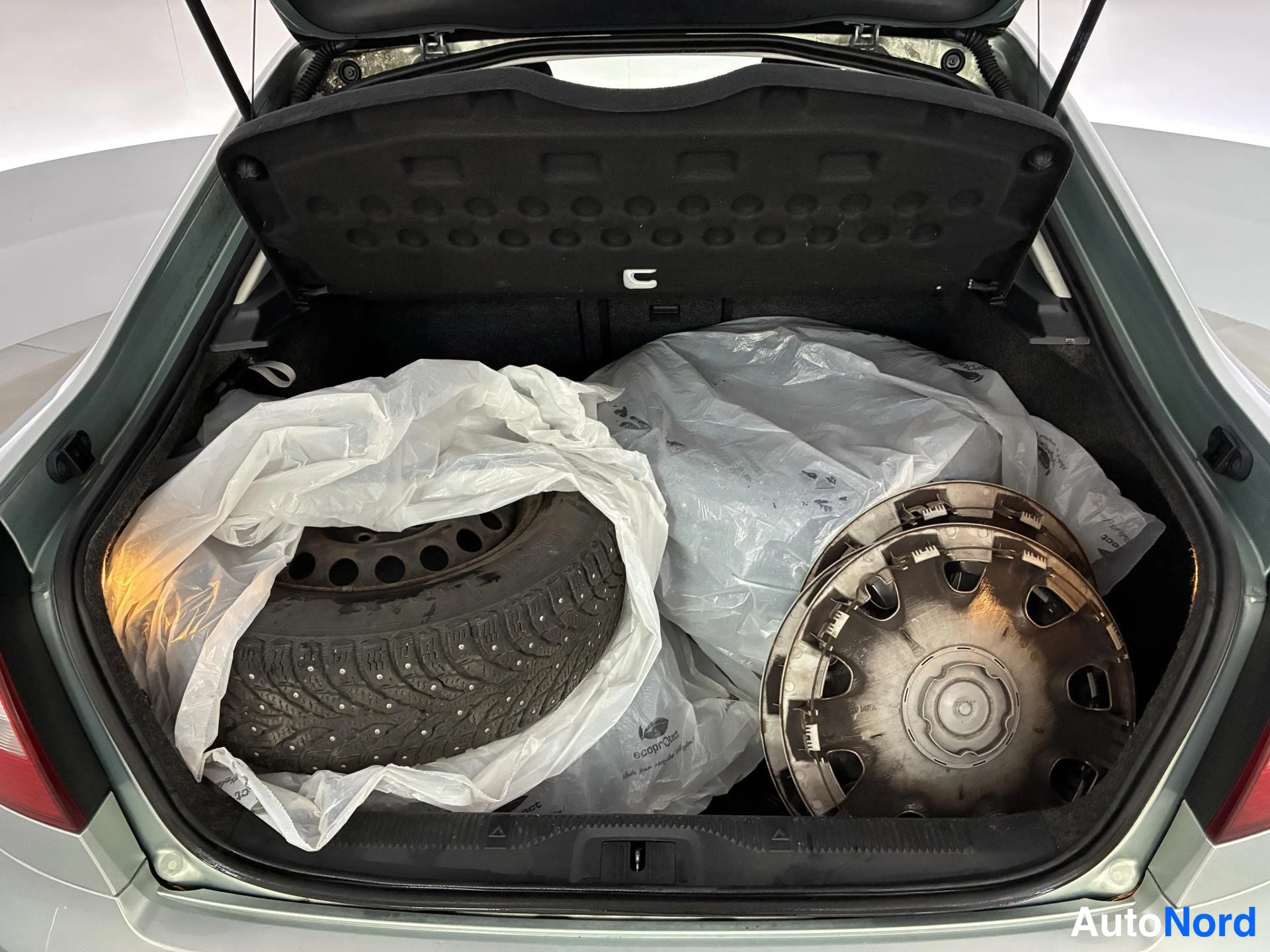 Vihreä Skoda Octavia 2010, tavaratila, kuva 12