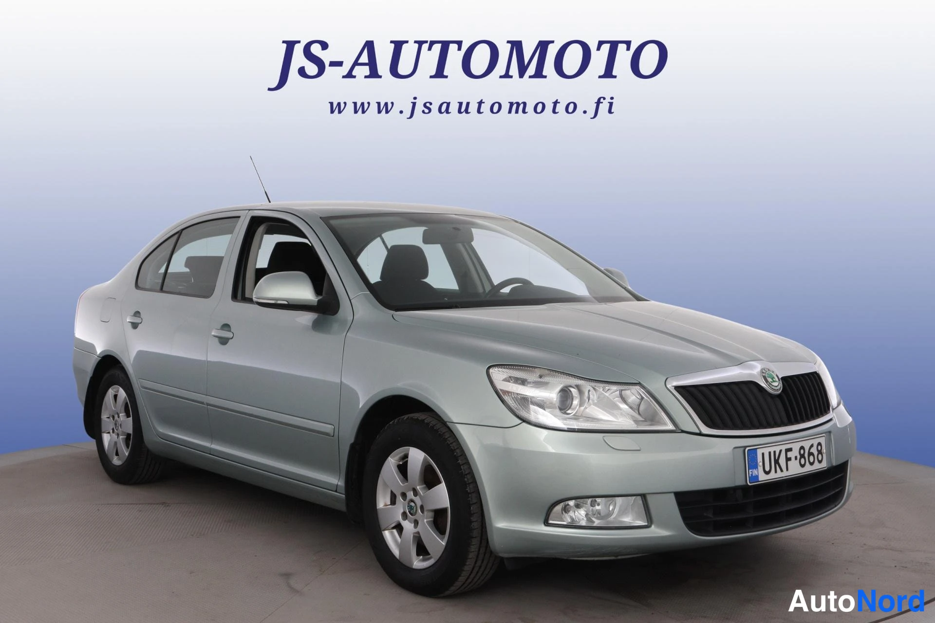Vihreä Skoda Octavia 2010, etuviisto, keula oikealle, kuva 4