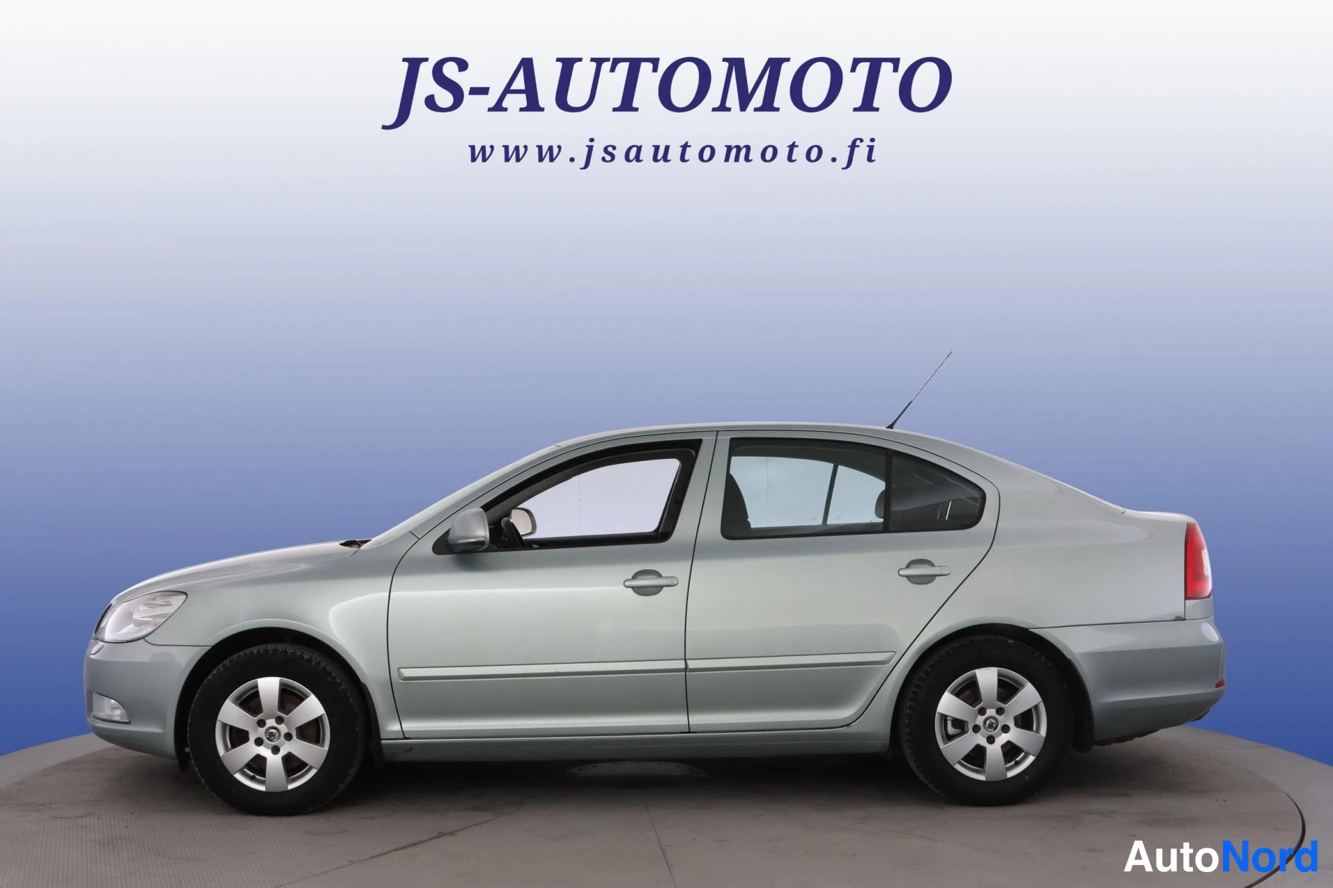 Vihreä Skoda Octavia 2010, etuviisto, keula vasemmalle, kuva 2