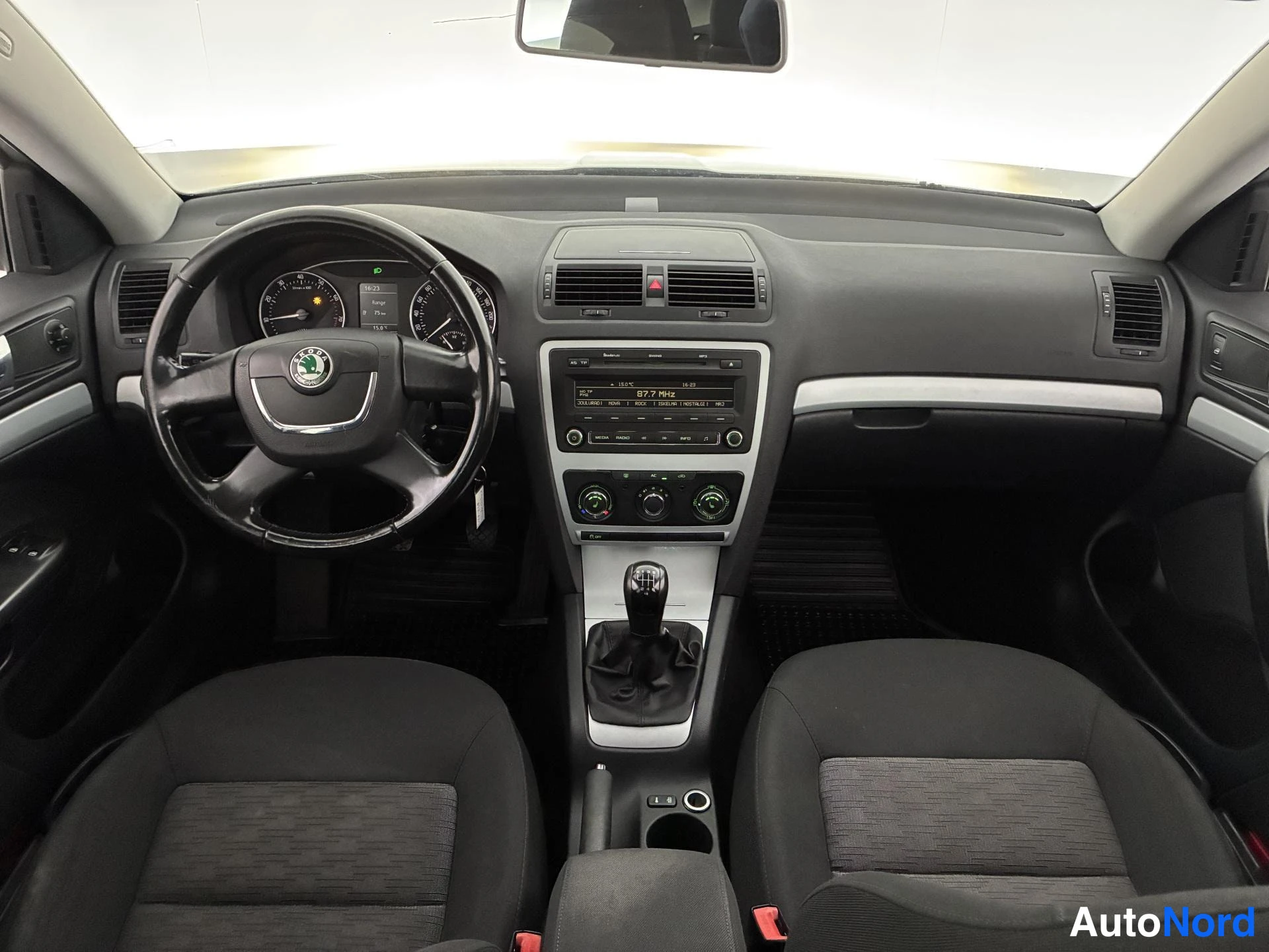 Vihreä Skoda Octavia 2010, ohjaamo, kuva 7