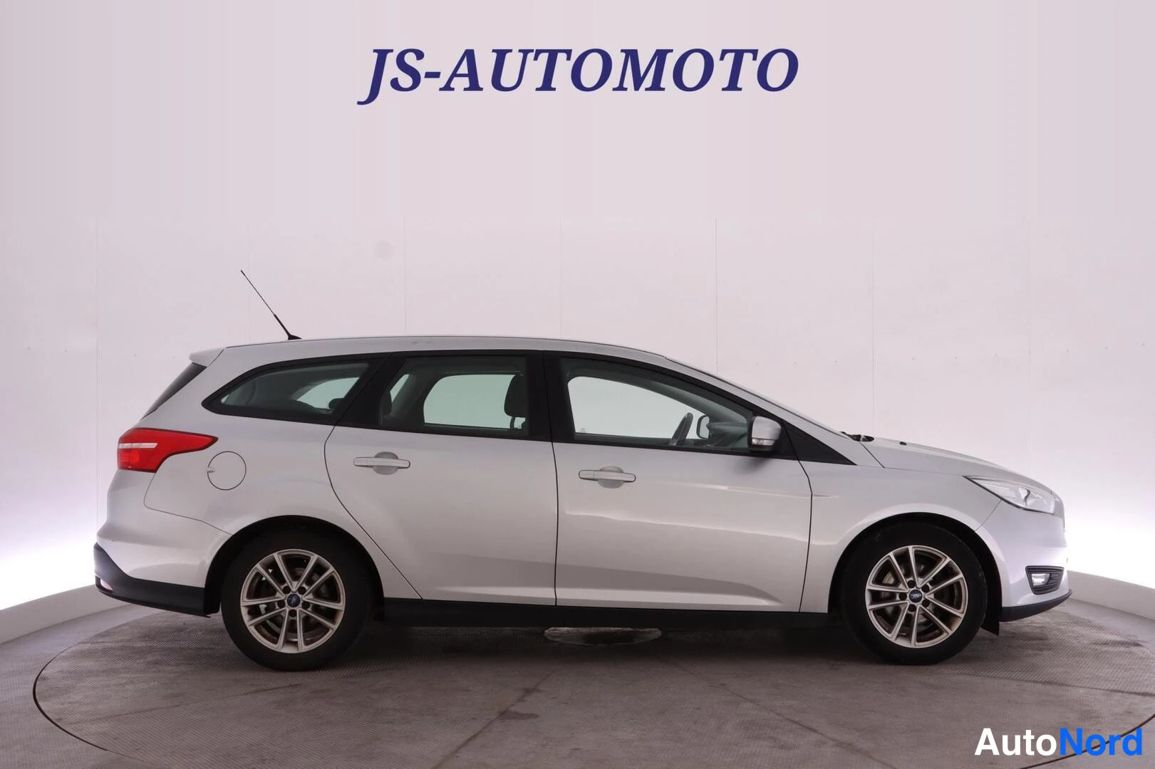 Harmaa Ford Focus 2016, etuviisto, keula oikealle, kuva 4