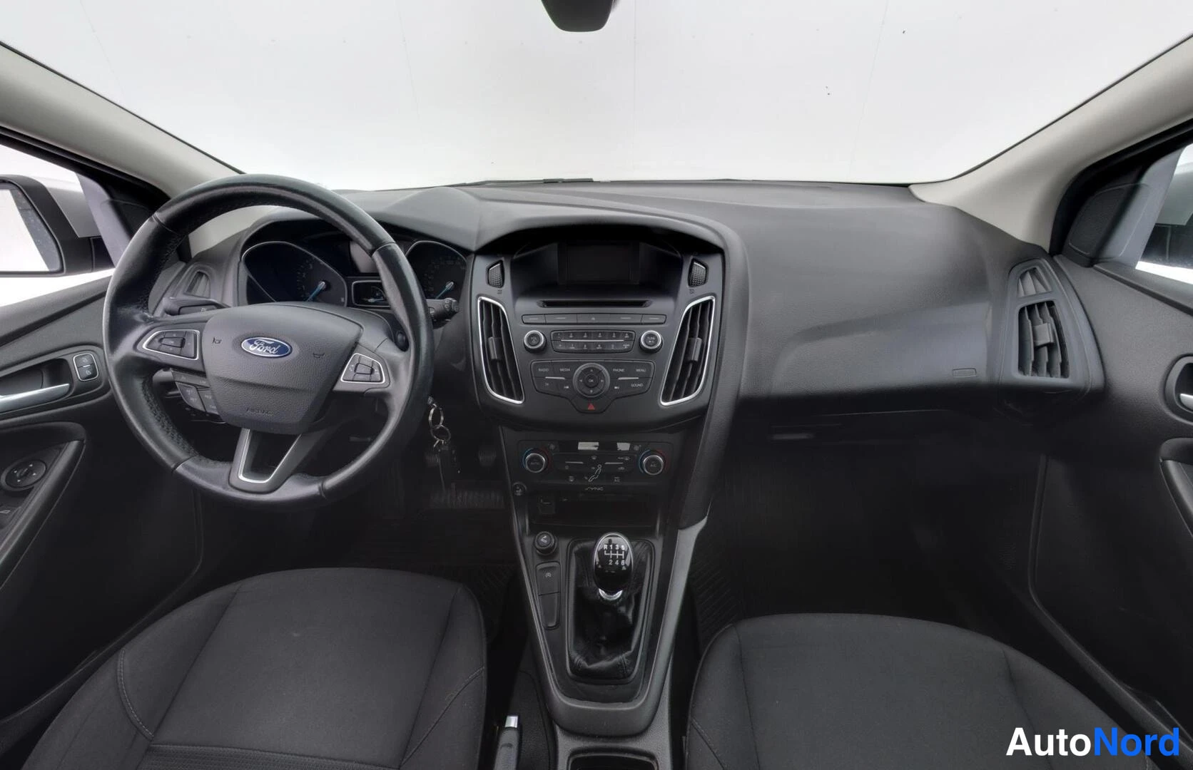 Harmaa Ford Focus 2016, ohjaamo, kuva 7