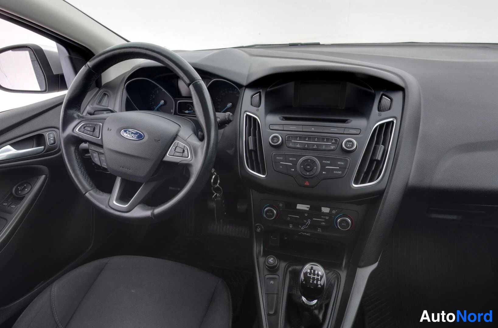 Harmaa Ford Focus 2016, ohjaamo, kuva 8