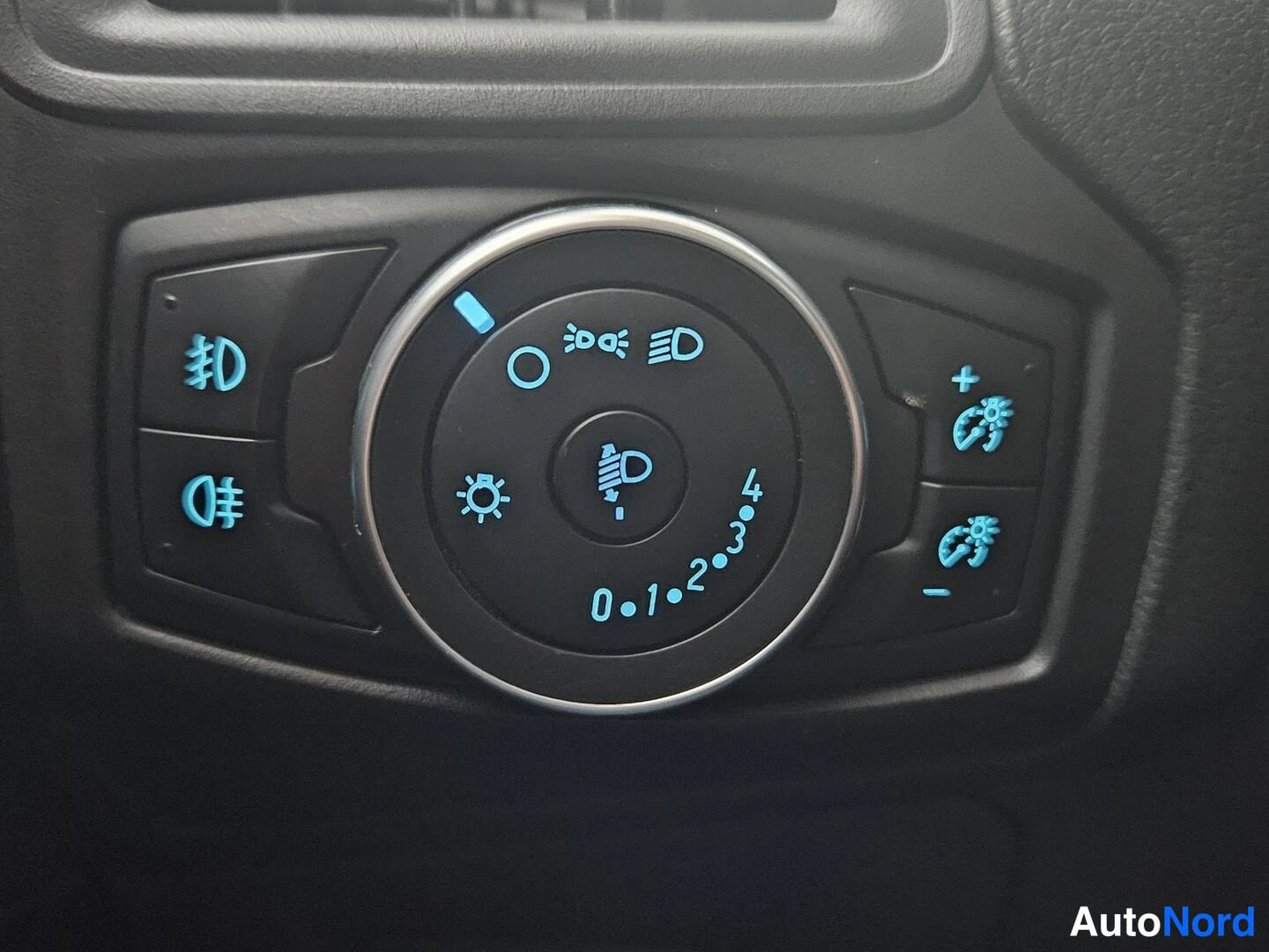 Harmaa Ford Focus 2016, yksityiskohta, kuva 21