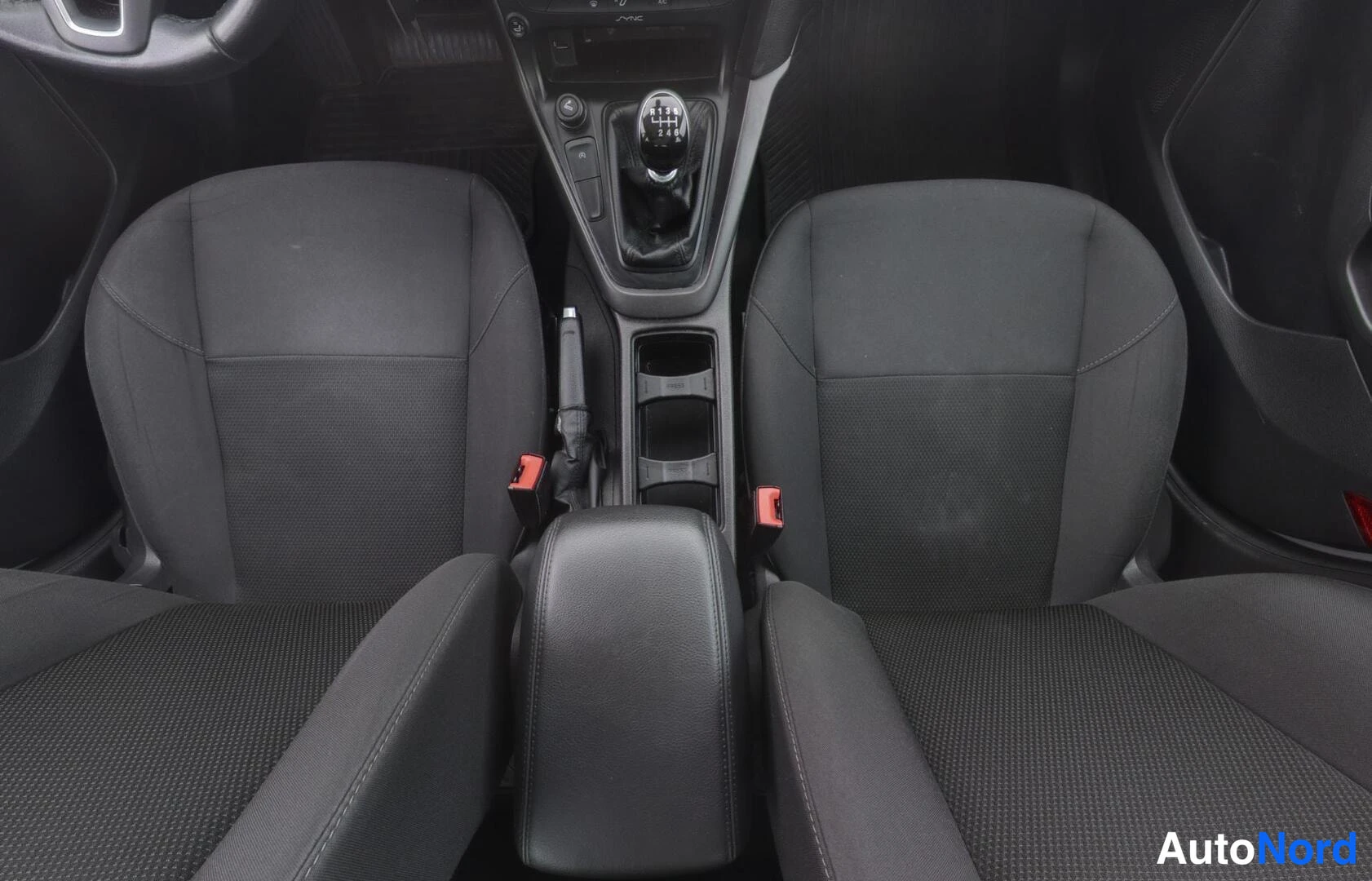 Harmaa Ford Focus 2016, etuistuimet, kuva 11