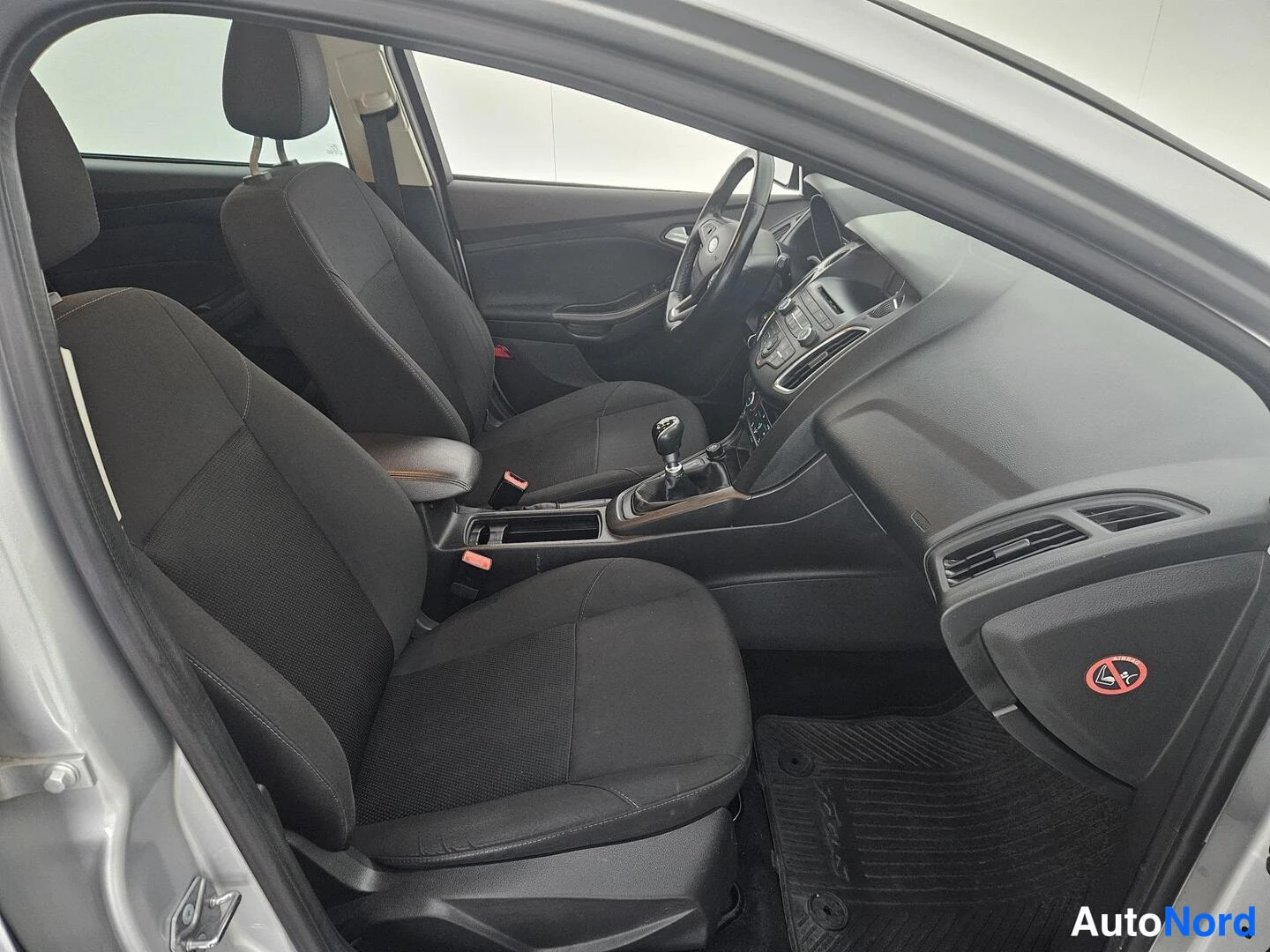 Harmaa Ford Focus 2016, etuistuimet, kuva 10
