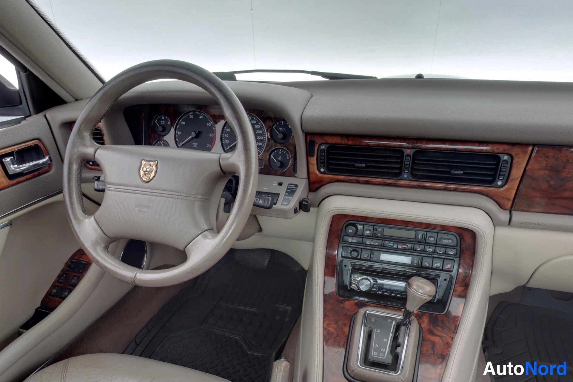 Sininen Jaguar XJ6 1996, ohjaamo, kuva 9