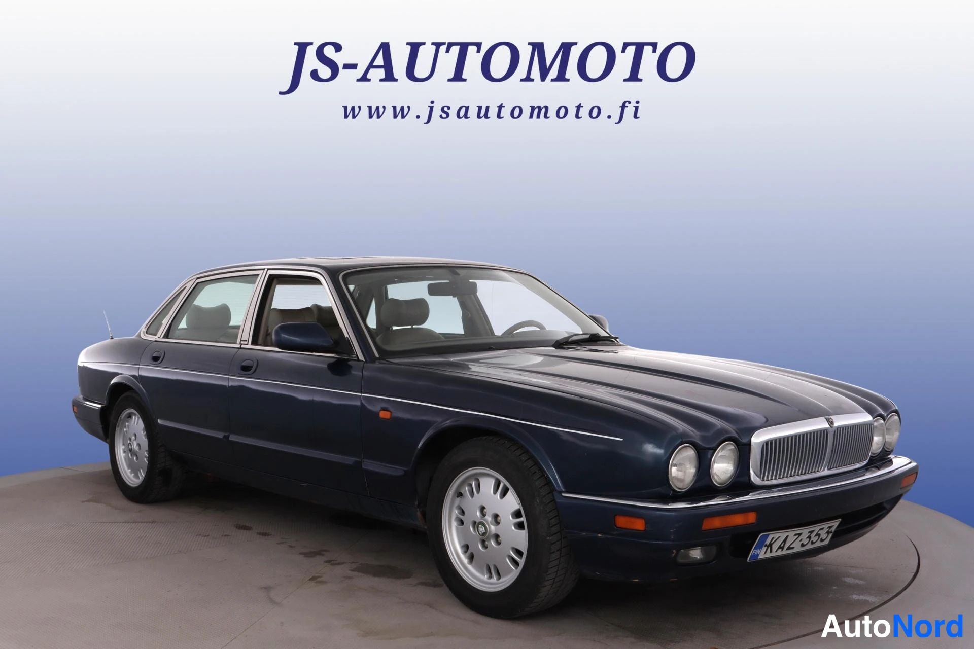 Sininen Jaguar XJ6 1996, etuviisto, keula oikealle, kuva 2