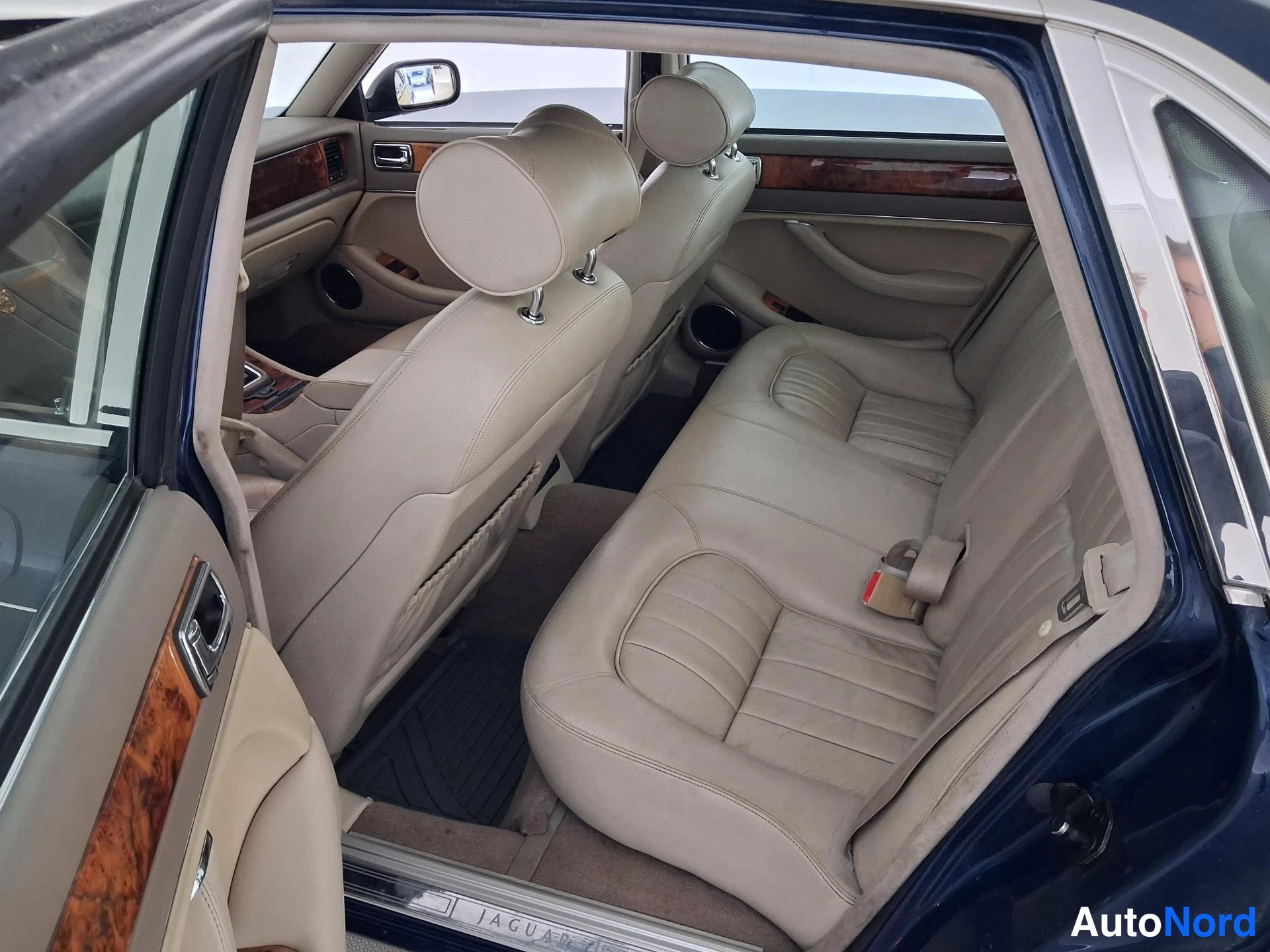 Sininen Jaguar XJ6 1996, takaistuimet, kuva 13
