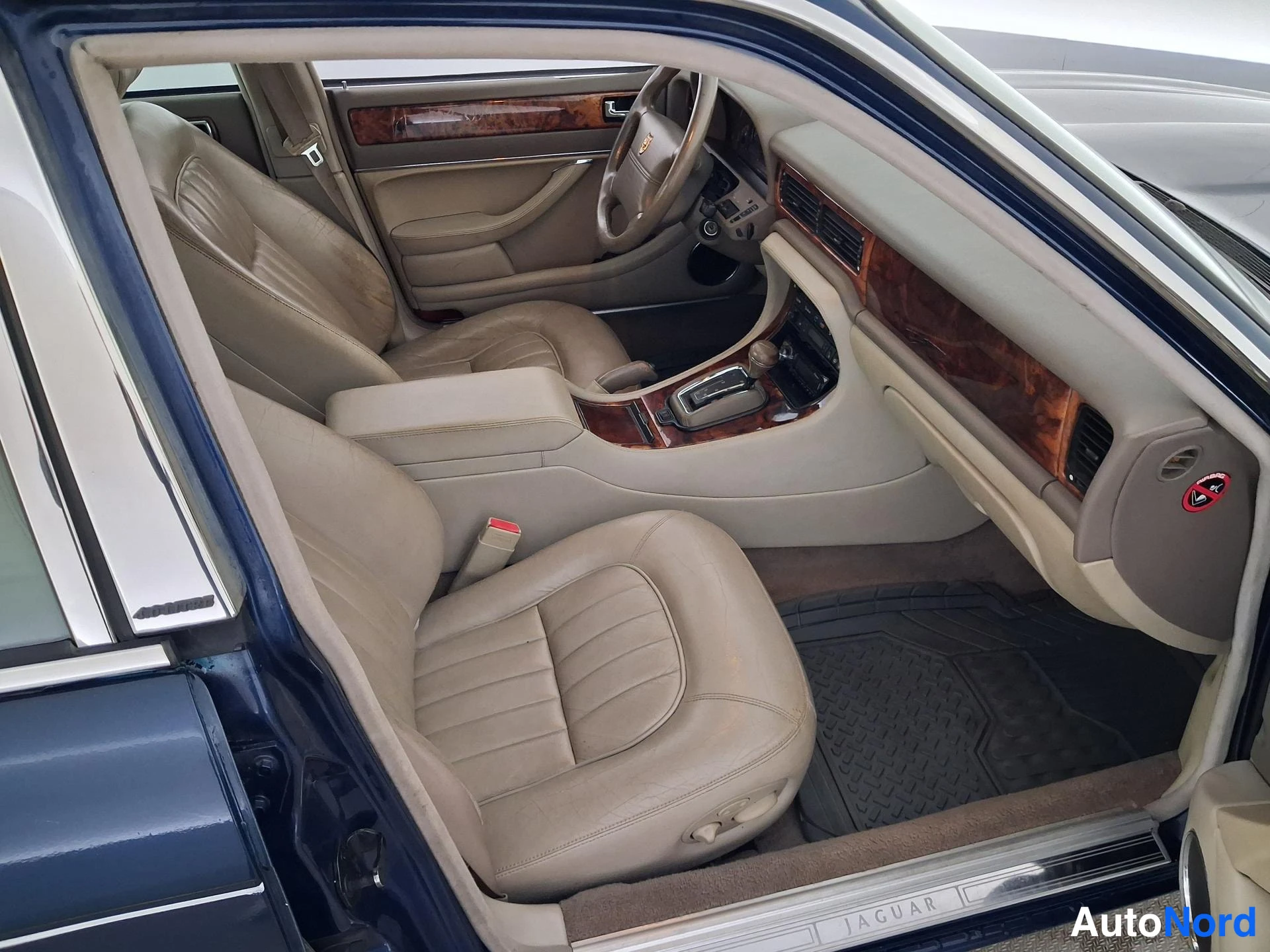 Sininen Jaguar XJ6 1996, etuistuimet, kuva 11