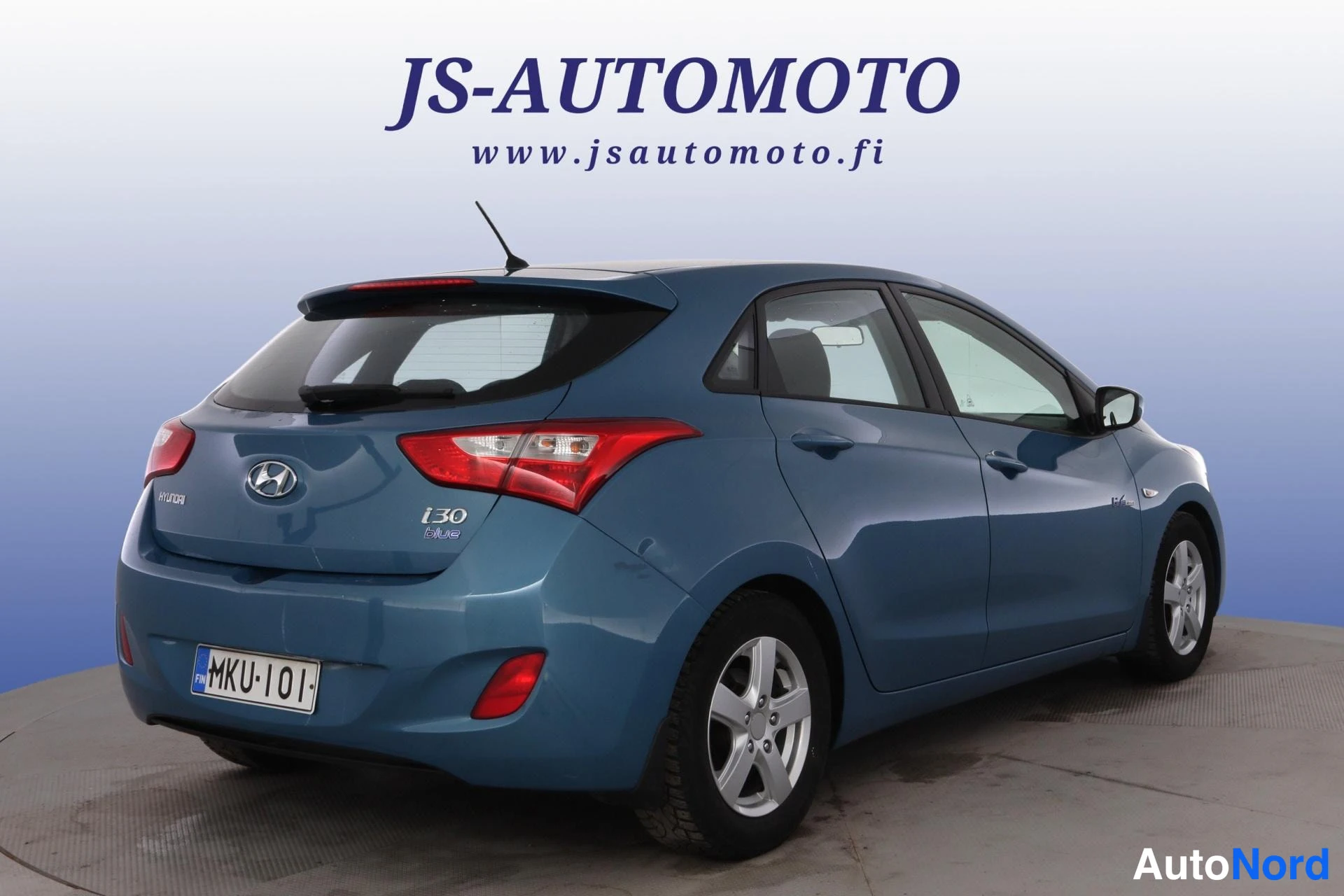 Blå Hyundai i30 2012, snett bakifrån, bild 5