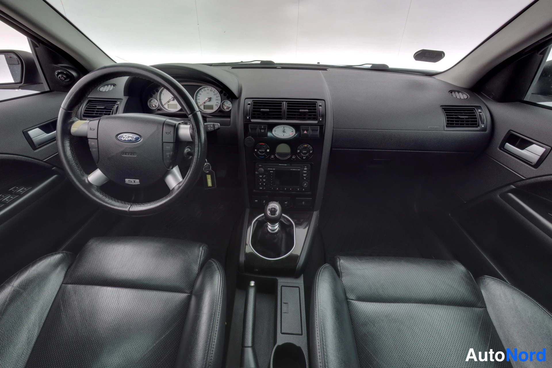 Musta Ford Mondeo 2003, ohjaamo, kuva 8