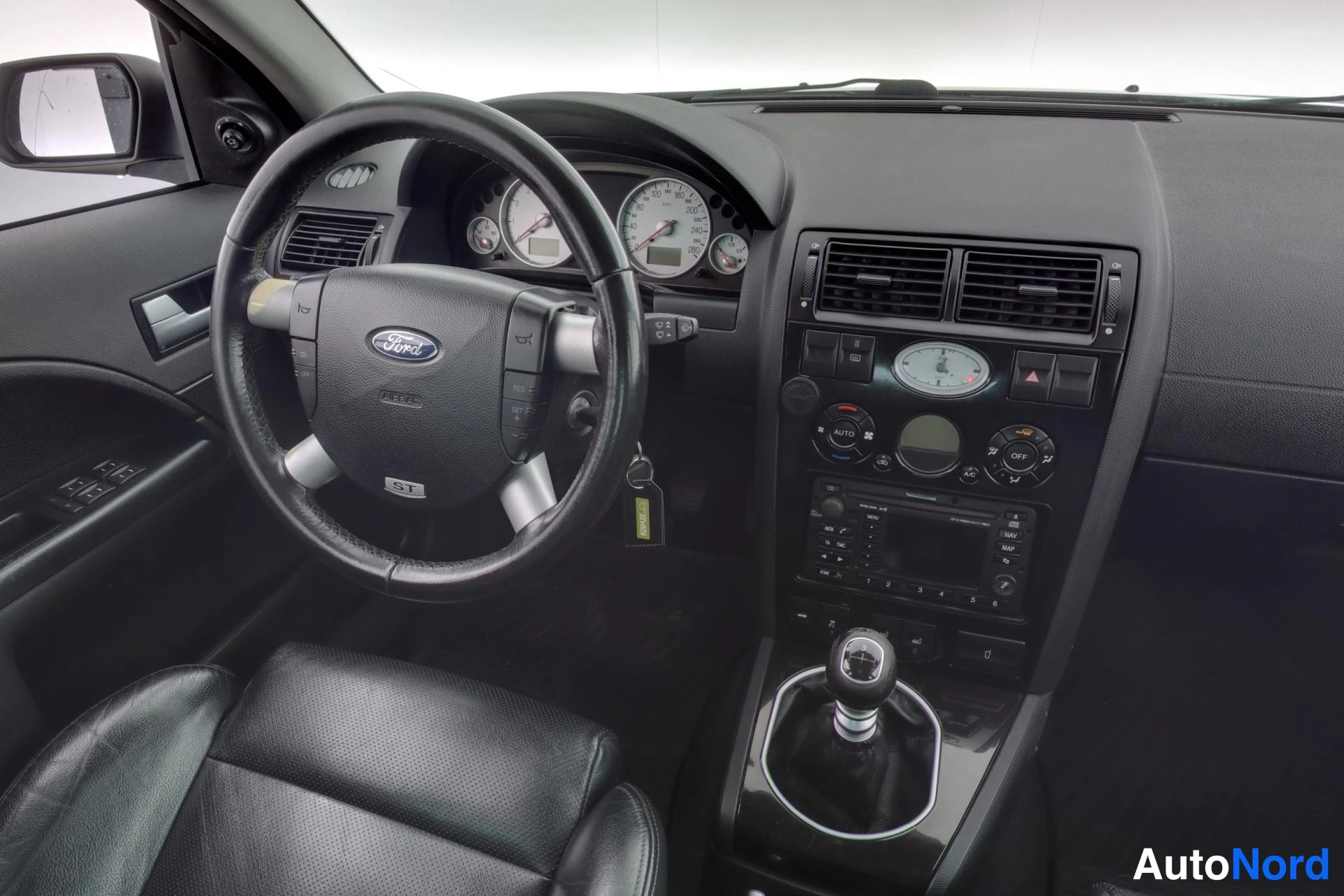 Musta Ford Mondeo 2003, ohjaamo, kuva 9