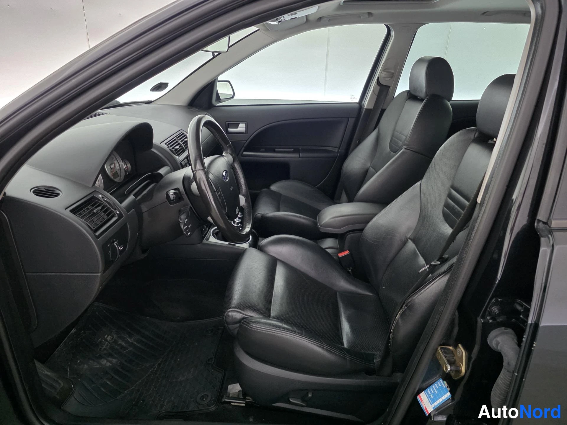 Musta Ford Mondeo 2003, ohjaamo, kuva 7