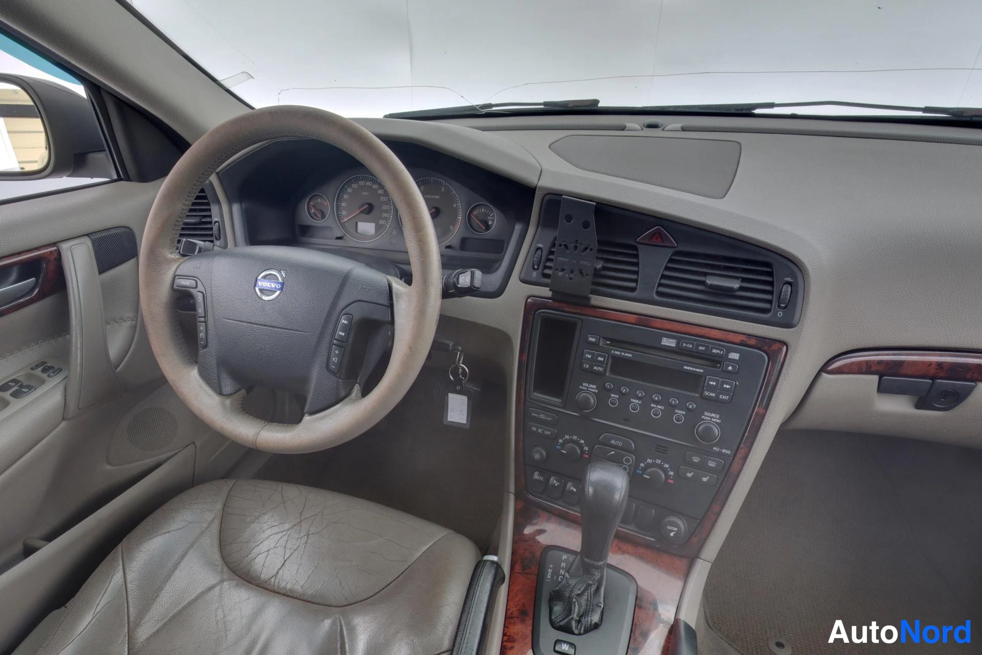 Vihreä Volvo XC70 2005, ohjaamo, kuva 9