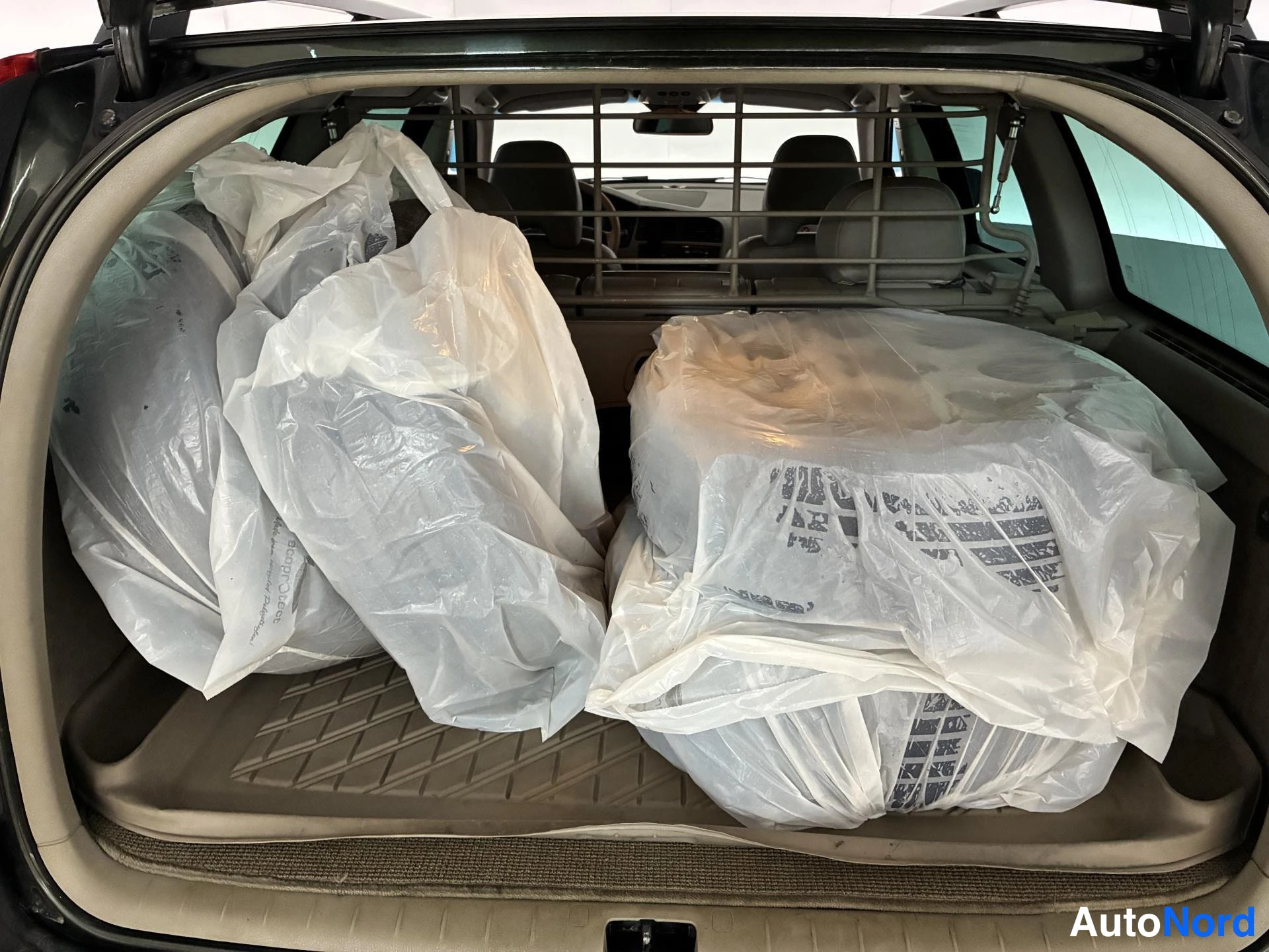 Vihreä Volvo XC70 2005, tavaratila, kuva 15