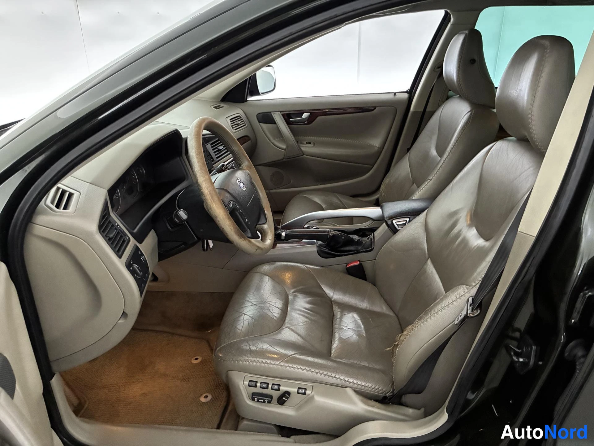 Vihreä Volvo XC70 2005, ohjaamo, kuva 7
