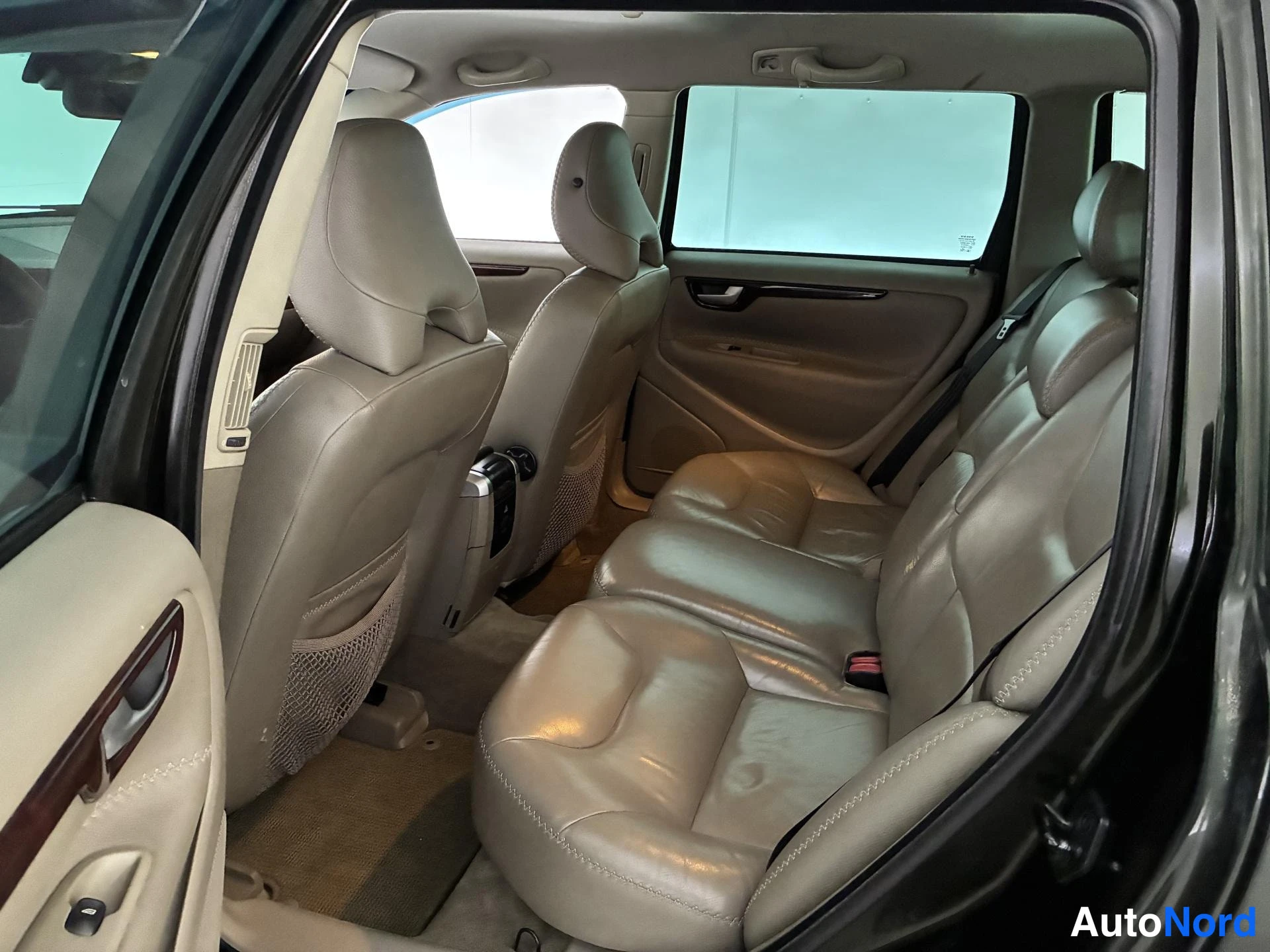 Vihreä Volvo XC70 2005, takaistuimet, kuva 13