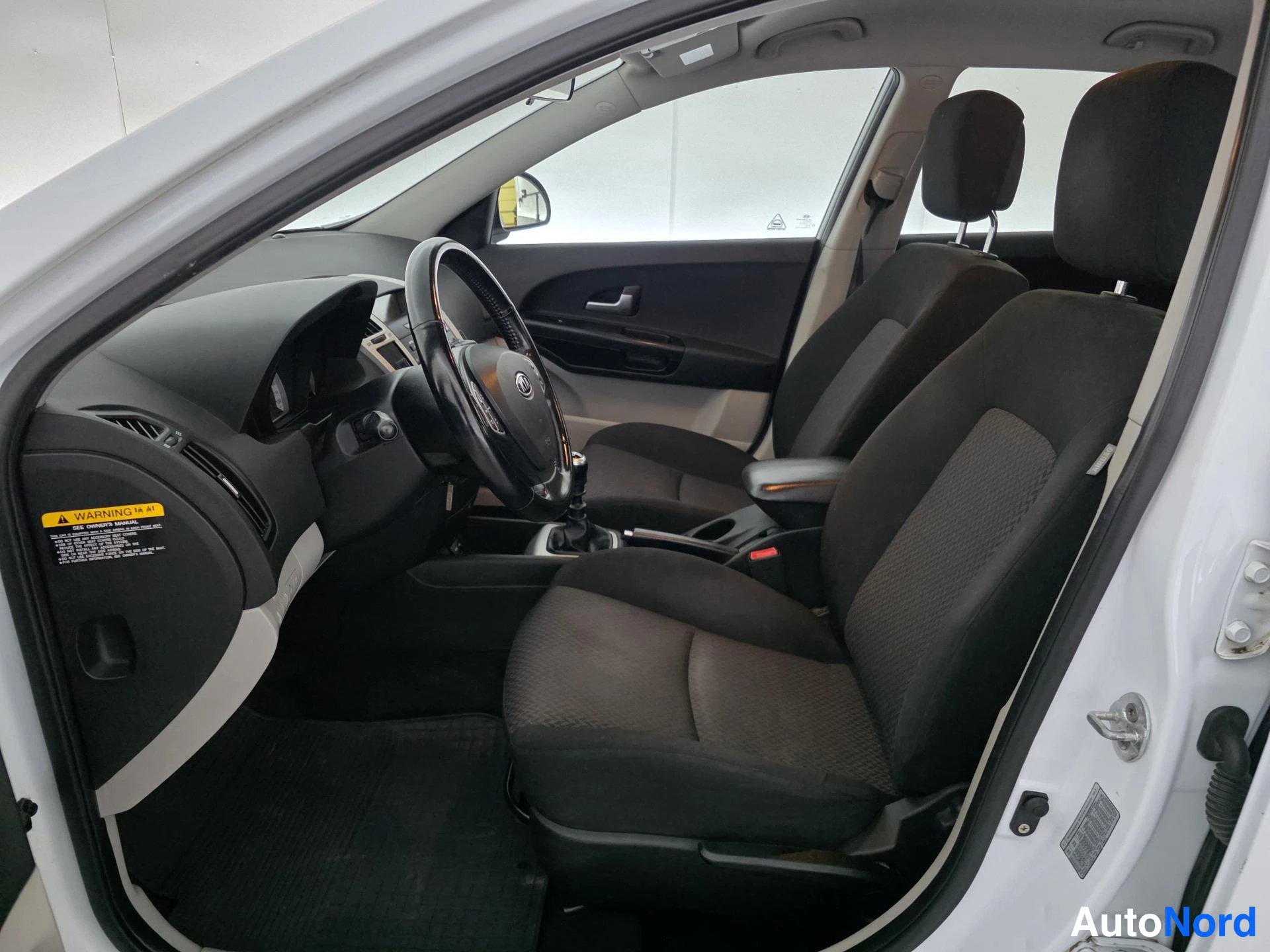 Valkoinen Kia Ceed 2007, ohjaamo, kuva 7