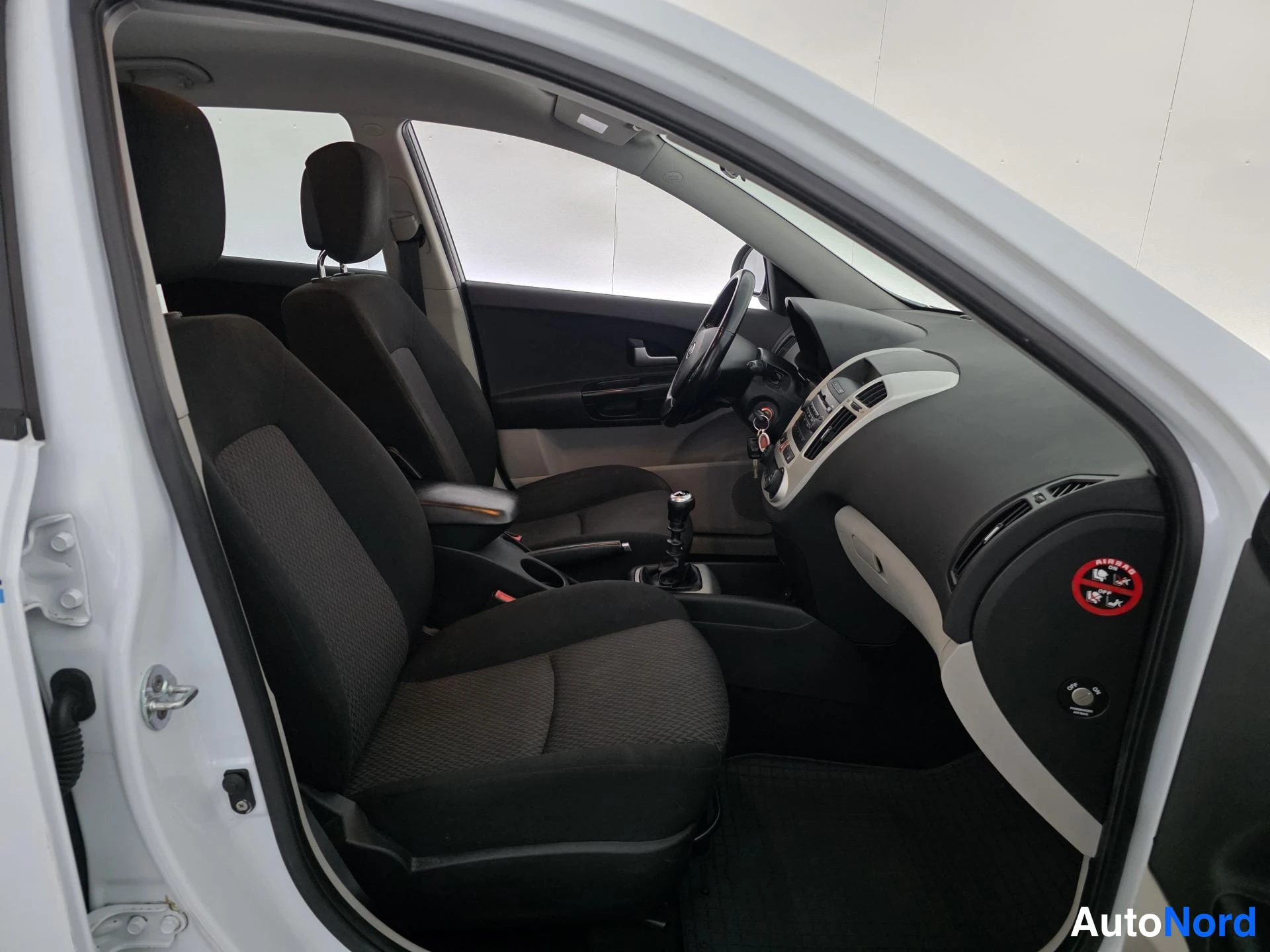 Valkoinen Kia Ceed 2007, etuistuimet, kuva 11
