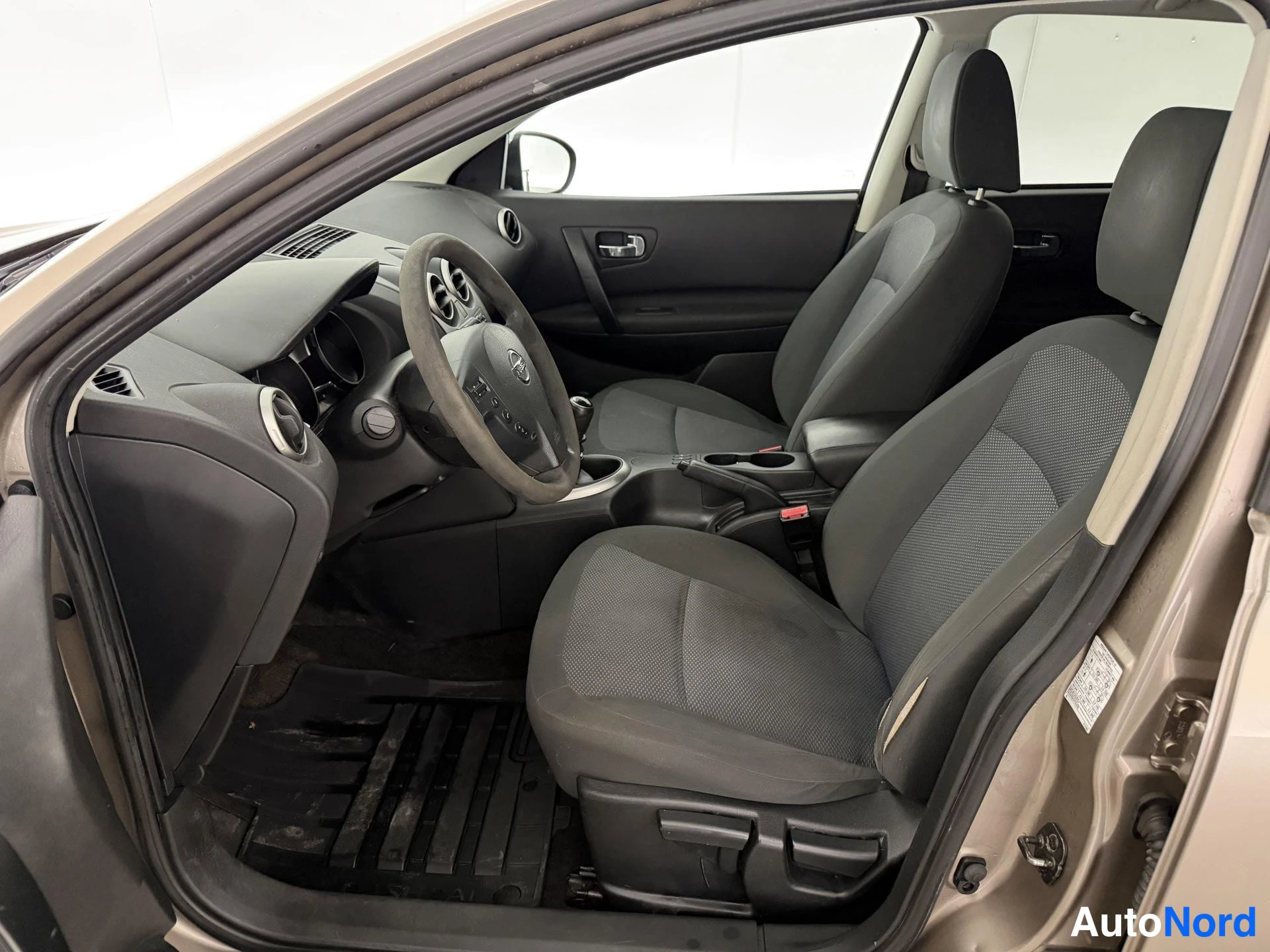 Ruskea Nissan Qashqai+2 2009, ohjaamo, kuva 9