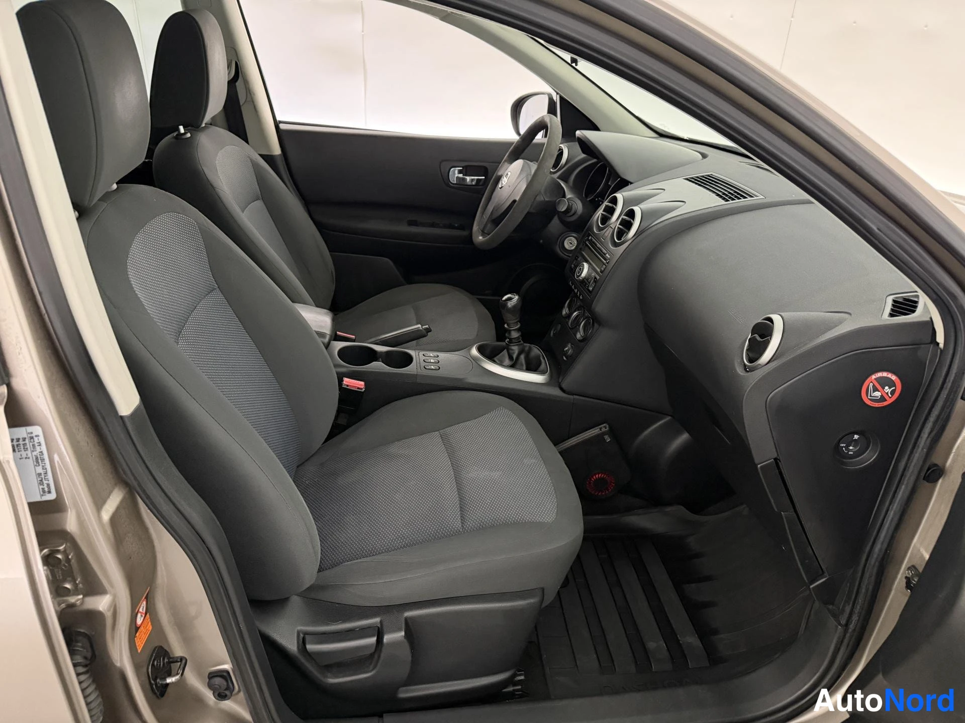 Ruskea Nissan Qashqai+2 2009, ohjaamo, kuva 10