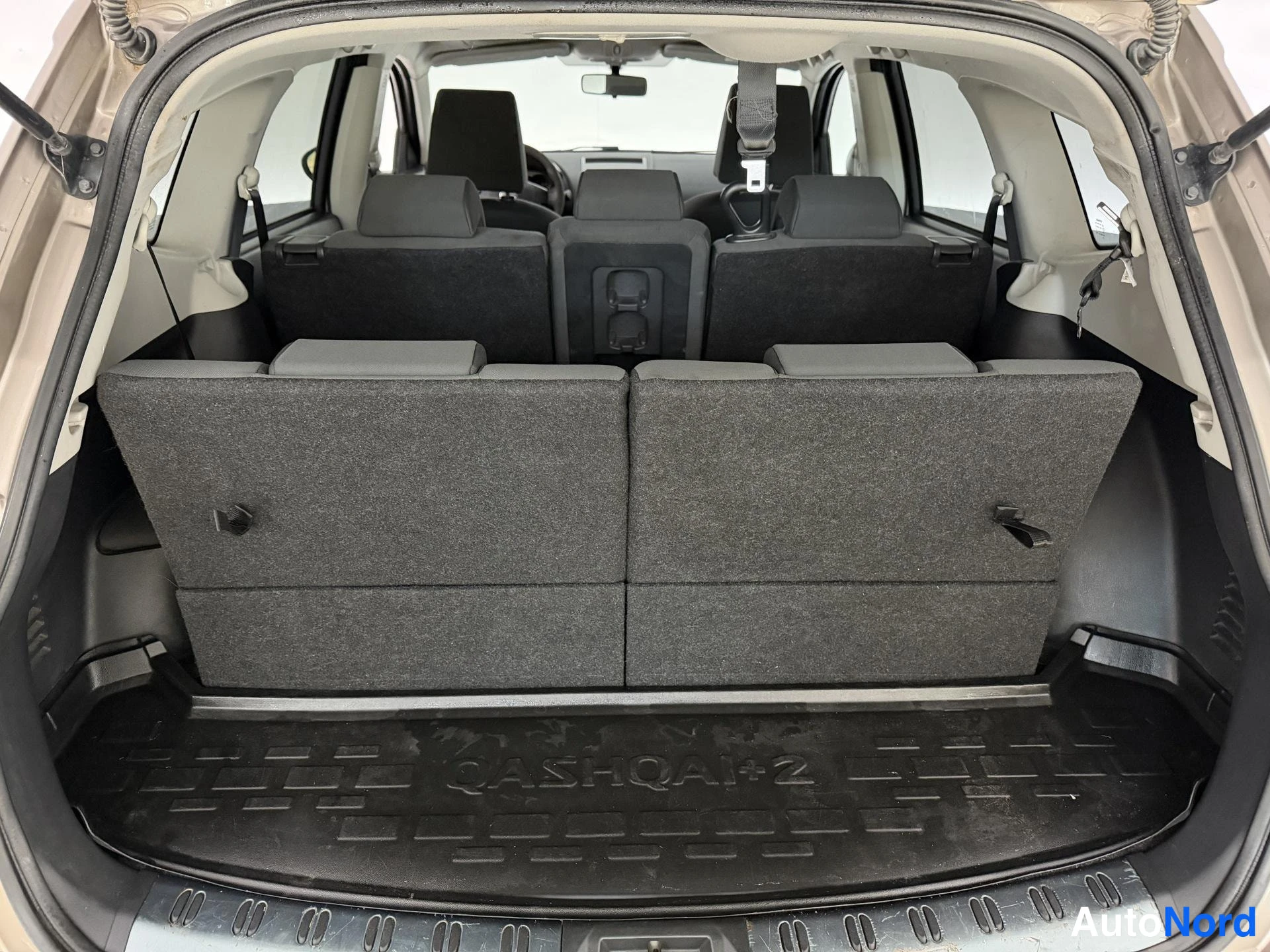 Ruskea Nissan Qashqai+2 2009, tavaratila, kuva 15