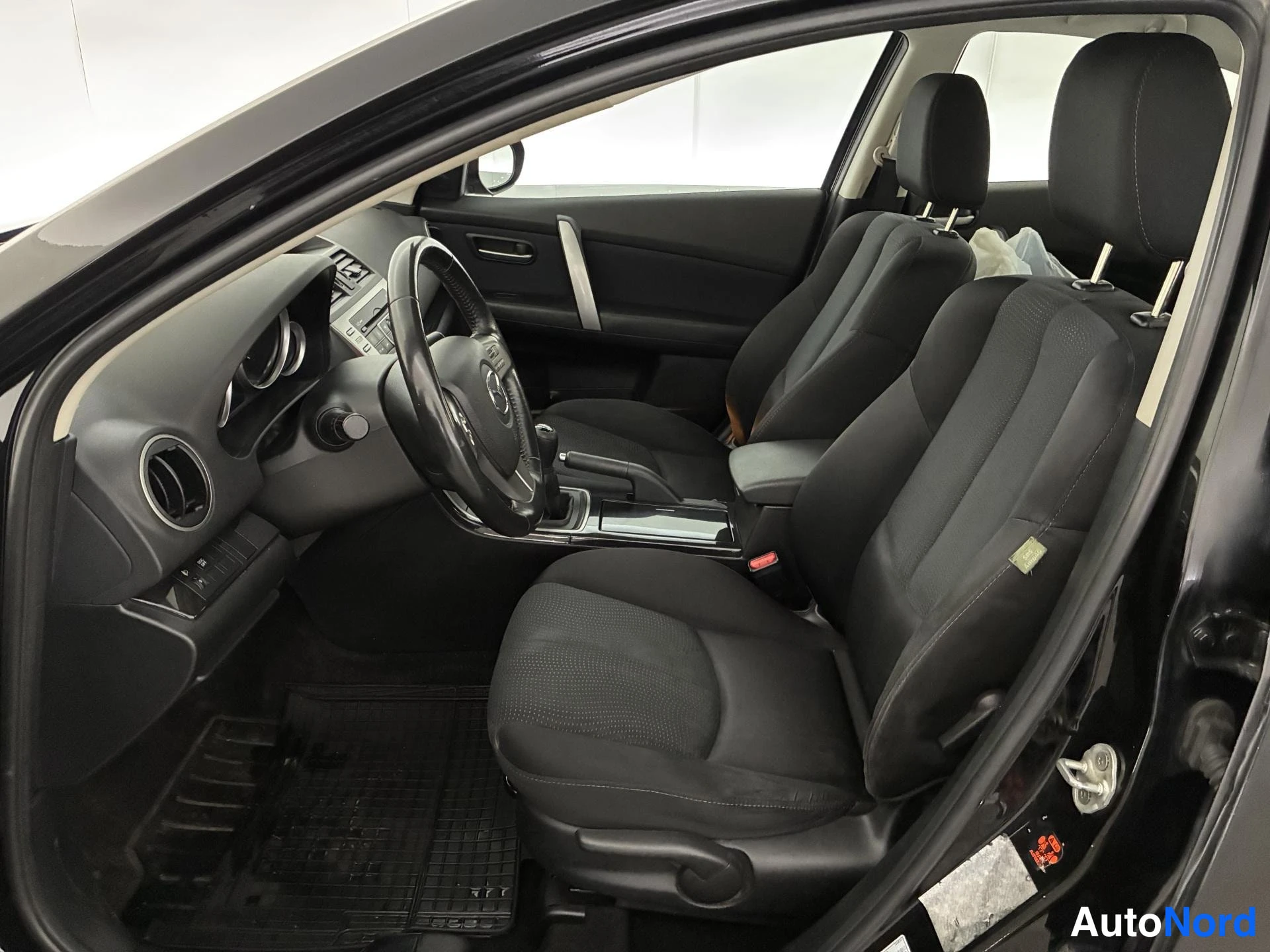 Musta Mazda 6 2008, ohjaamo, kuva 9