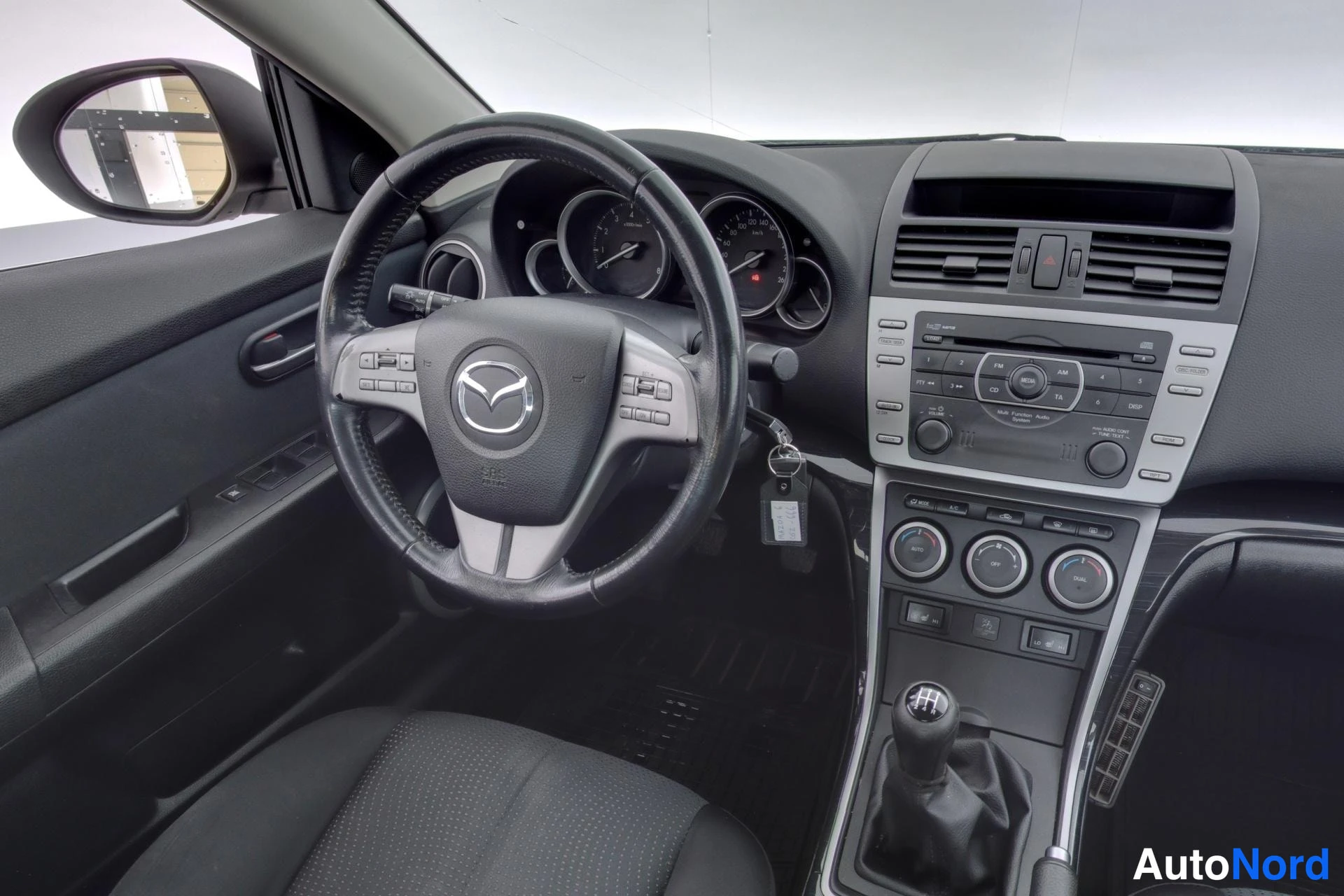 Musta Mazda 6 2008, ohjaamo, kuva 8