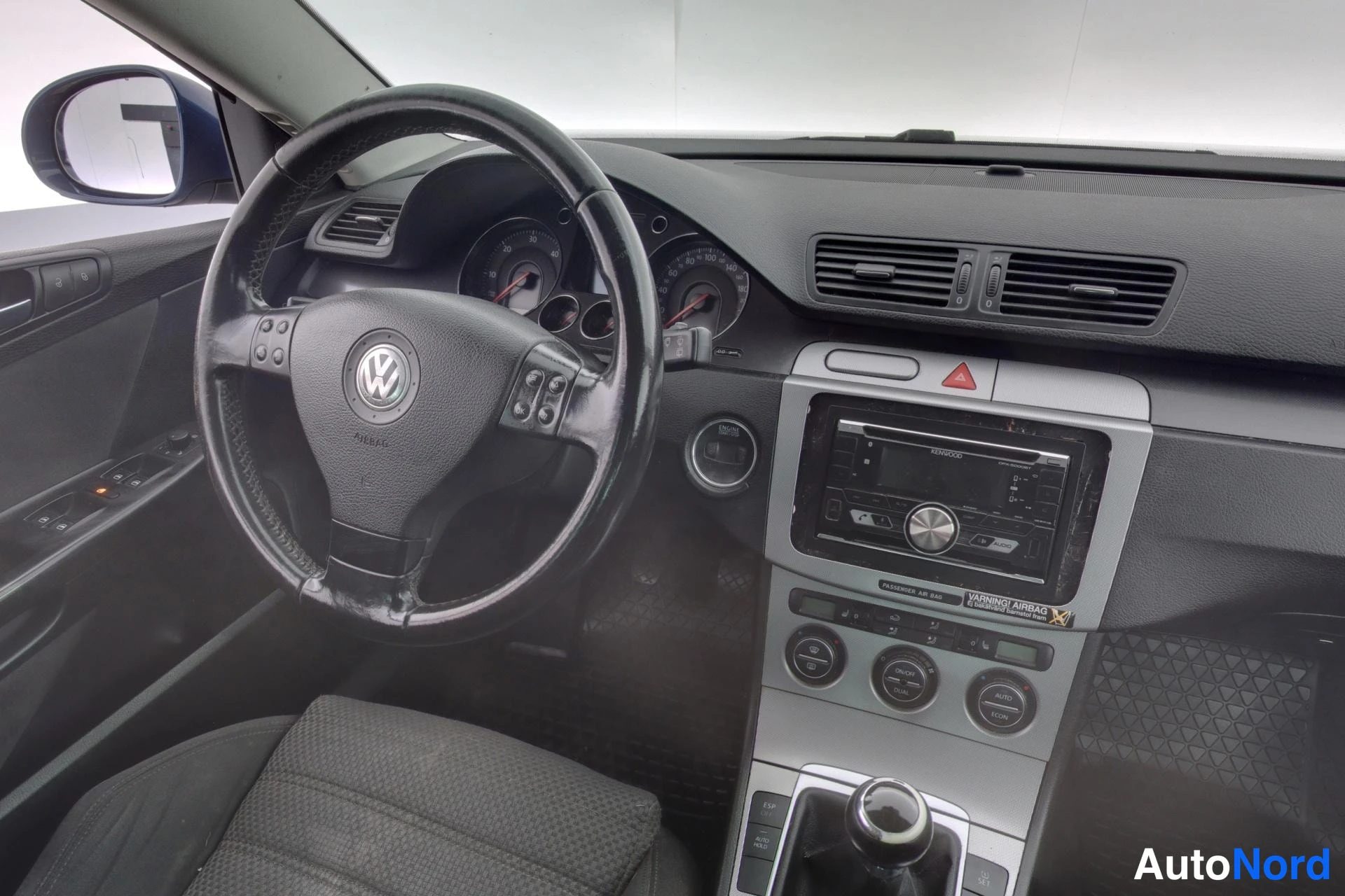 Sininen Volkswagen Passat 2007, ohjaamo, kuva 9