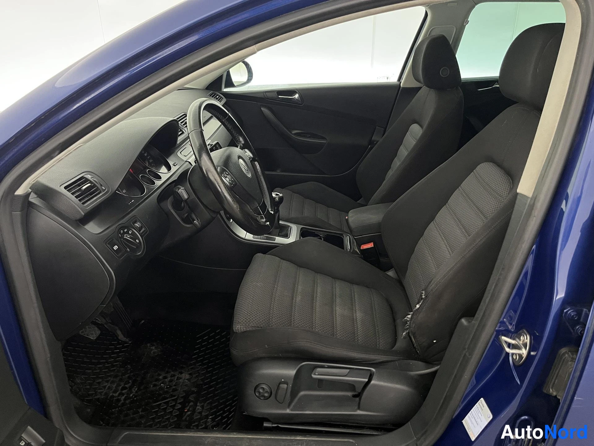 Sininen Volkswagen Passat 2007, etuistuimet, kuva 11
