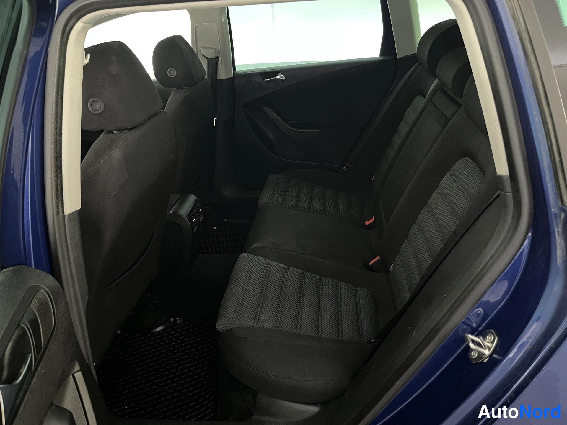 Sininen Volkswagen Passat 2007, takaistuimet, kuva 13