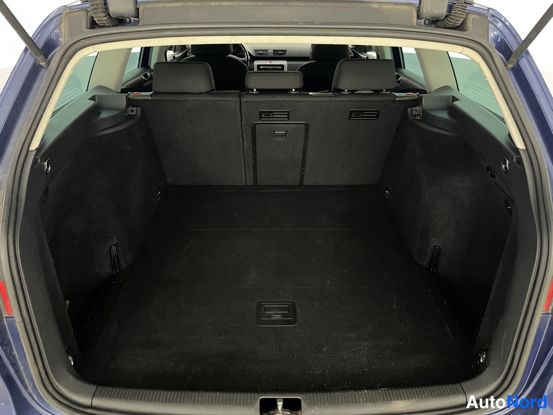 Sininen Volkswagen Passat 2007, tavaratila, kuva 15