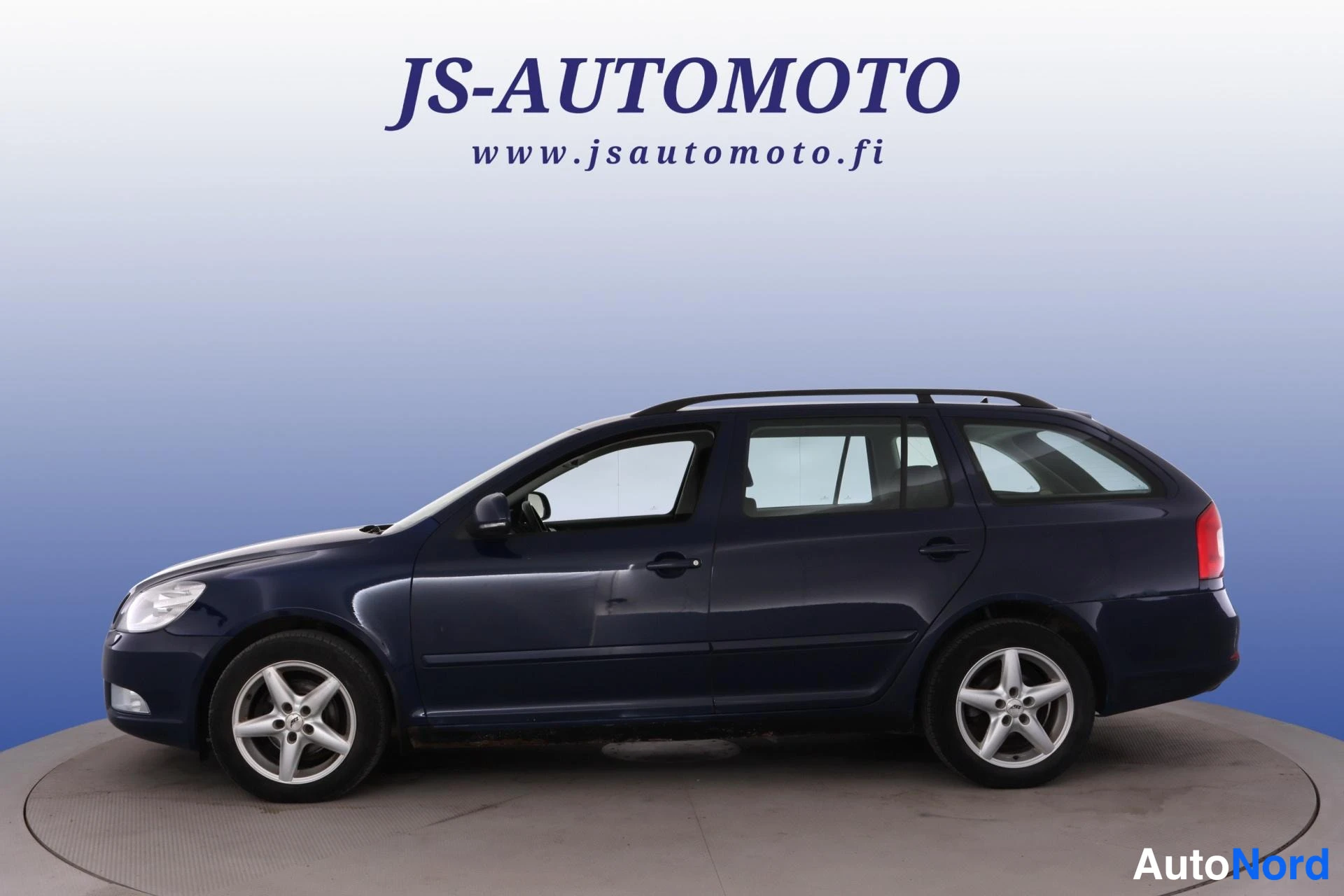 Sininen Skoda Octavia 2011, etuviisto, keula vasemmalle, kuva 2