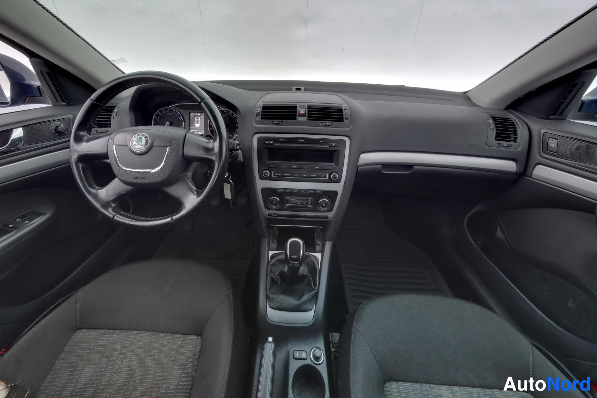 Sininen Skoda Octavia 2011, ohjaamo, kuva 8