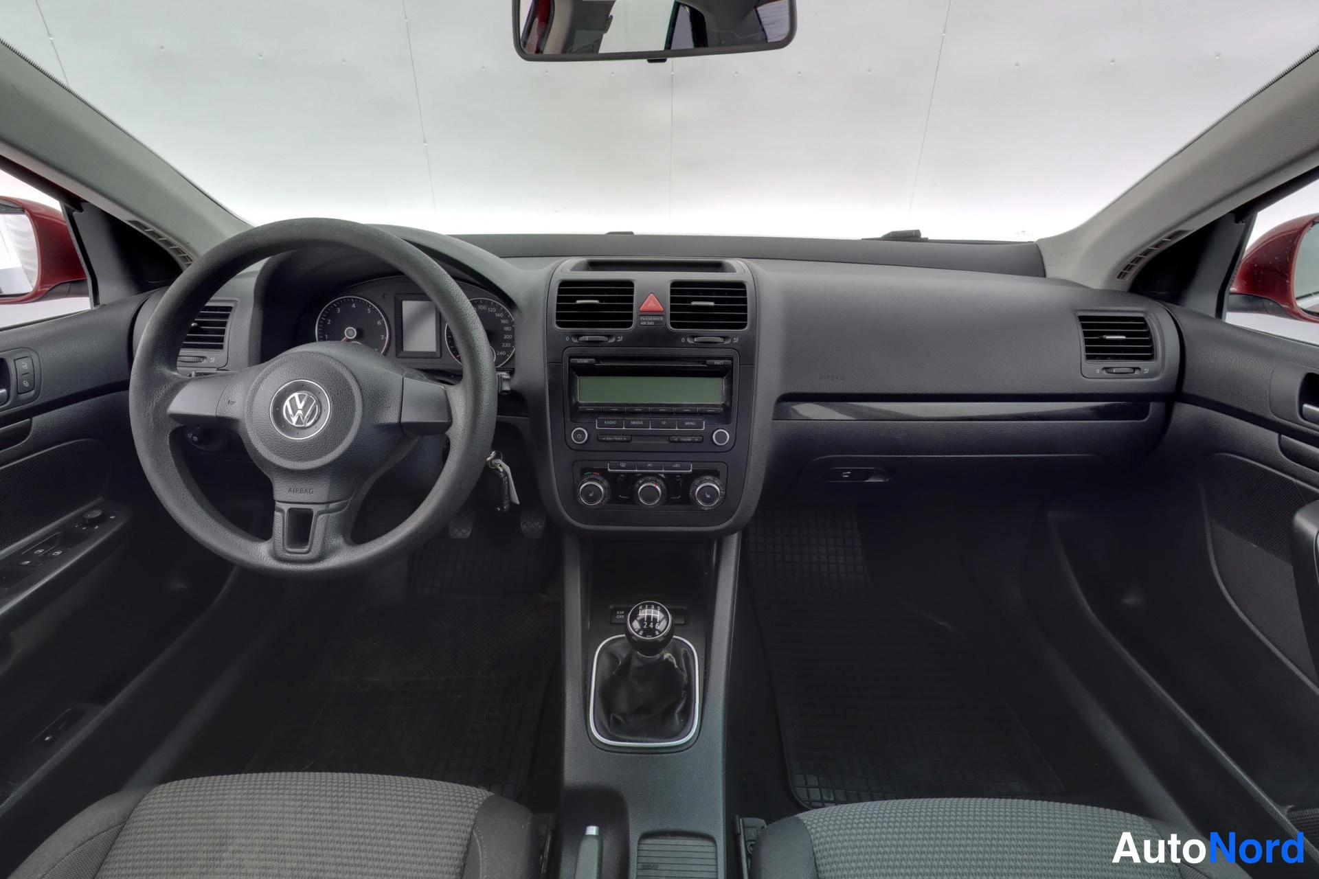 Punainen Volkswagen Jetta 2010, ohjaamo, kuva 9